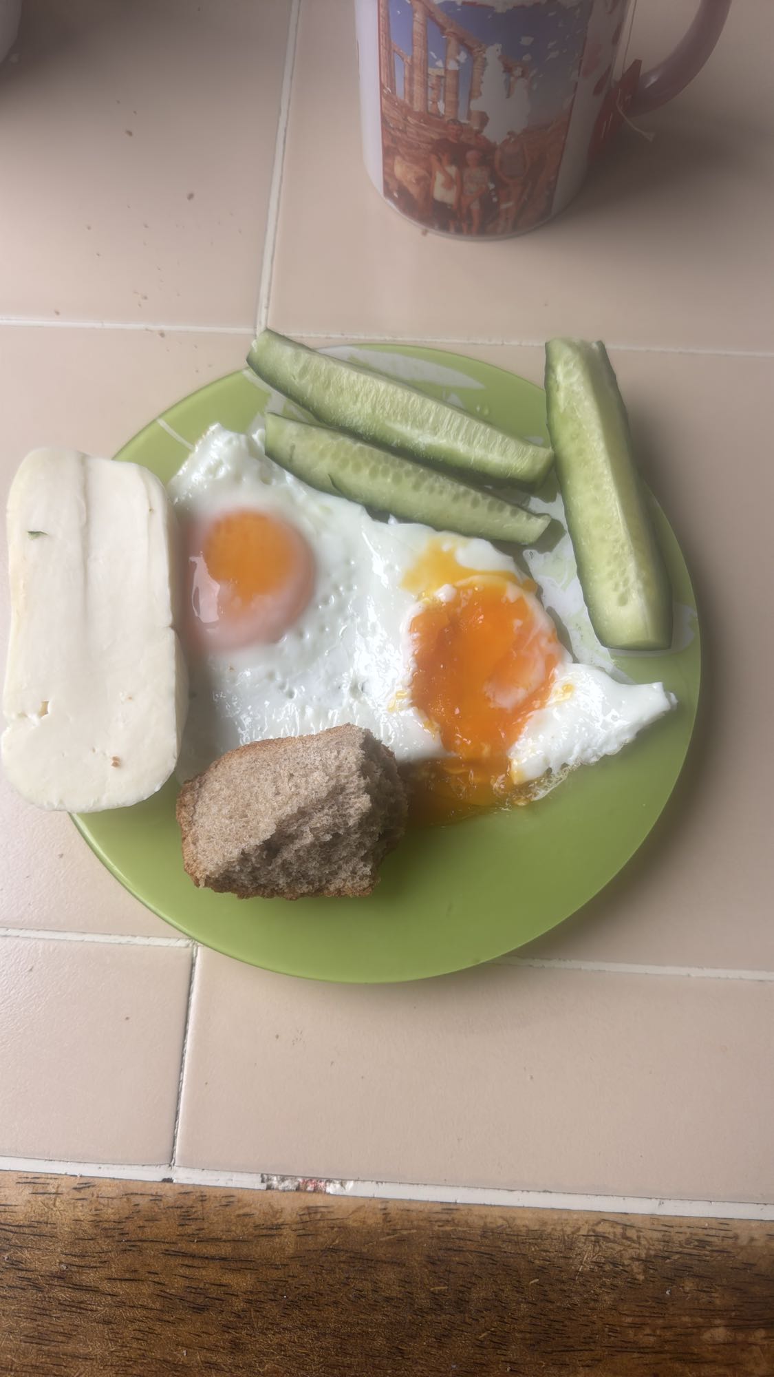 Яичница с сыром и огурцом