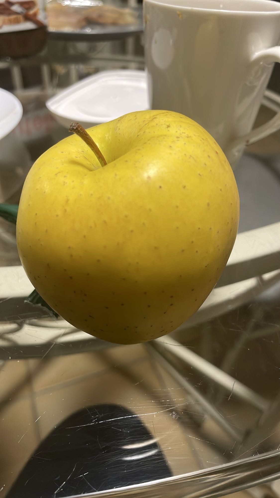 Pomme jaune entière