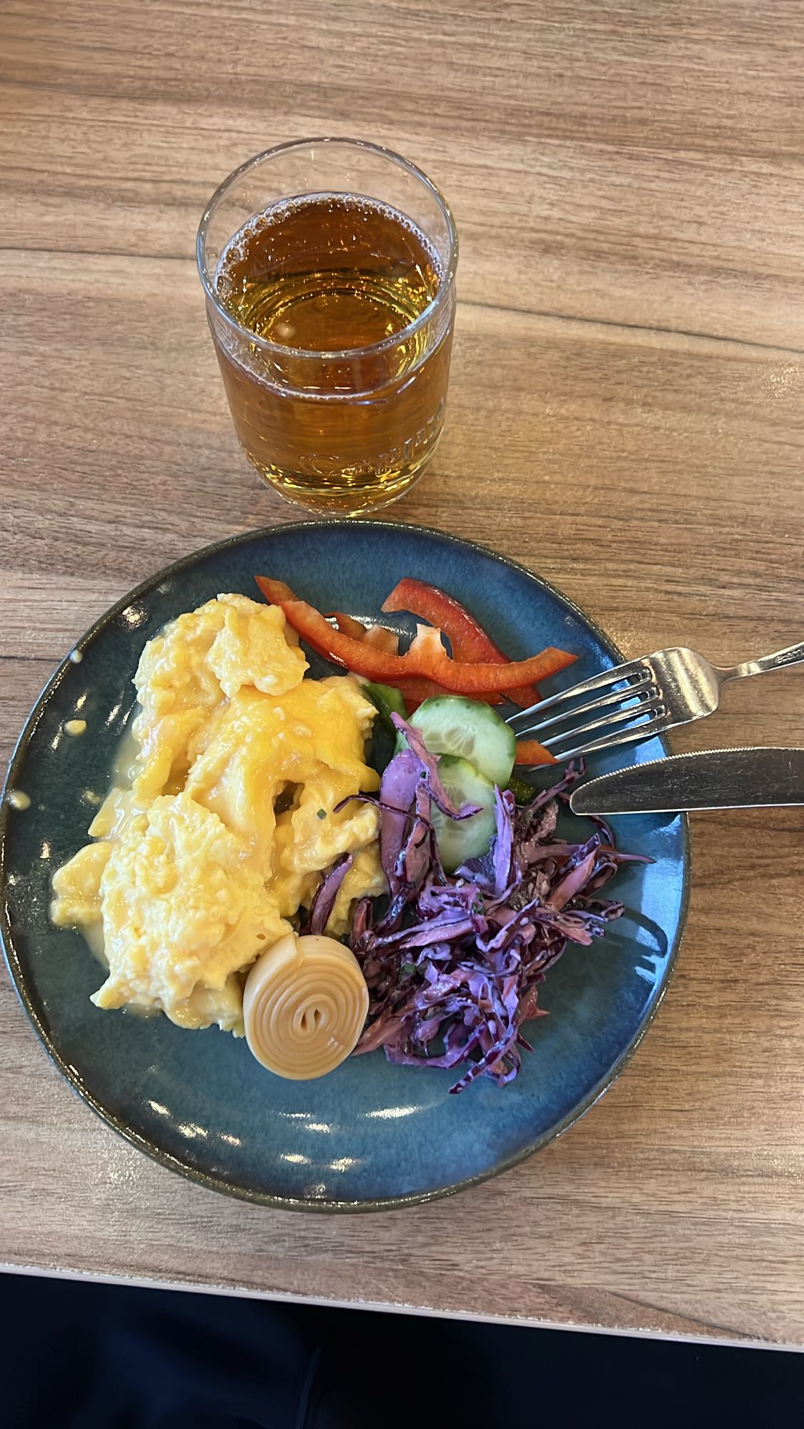 Mic dejun cu ouă și legume