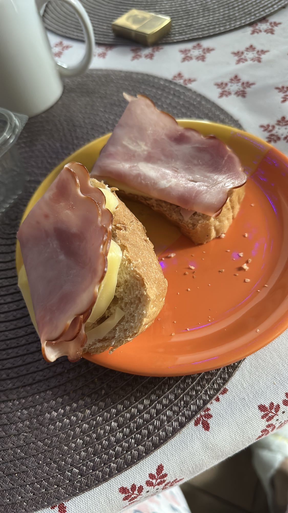 Sandviș cu șuncă și cașcaval