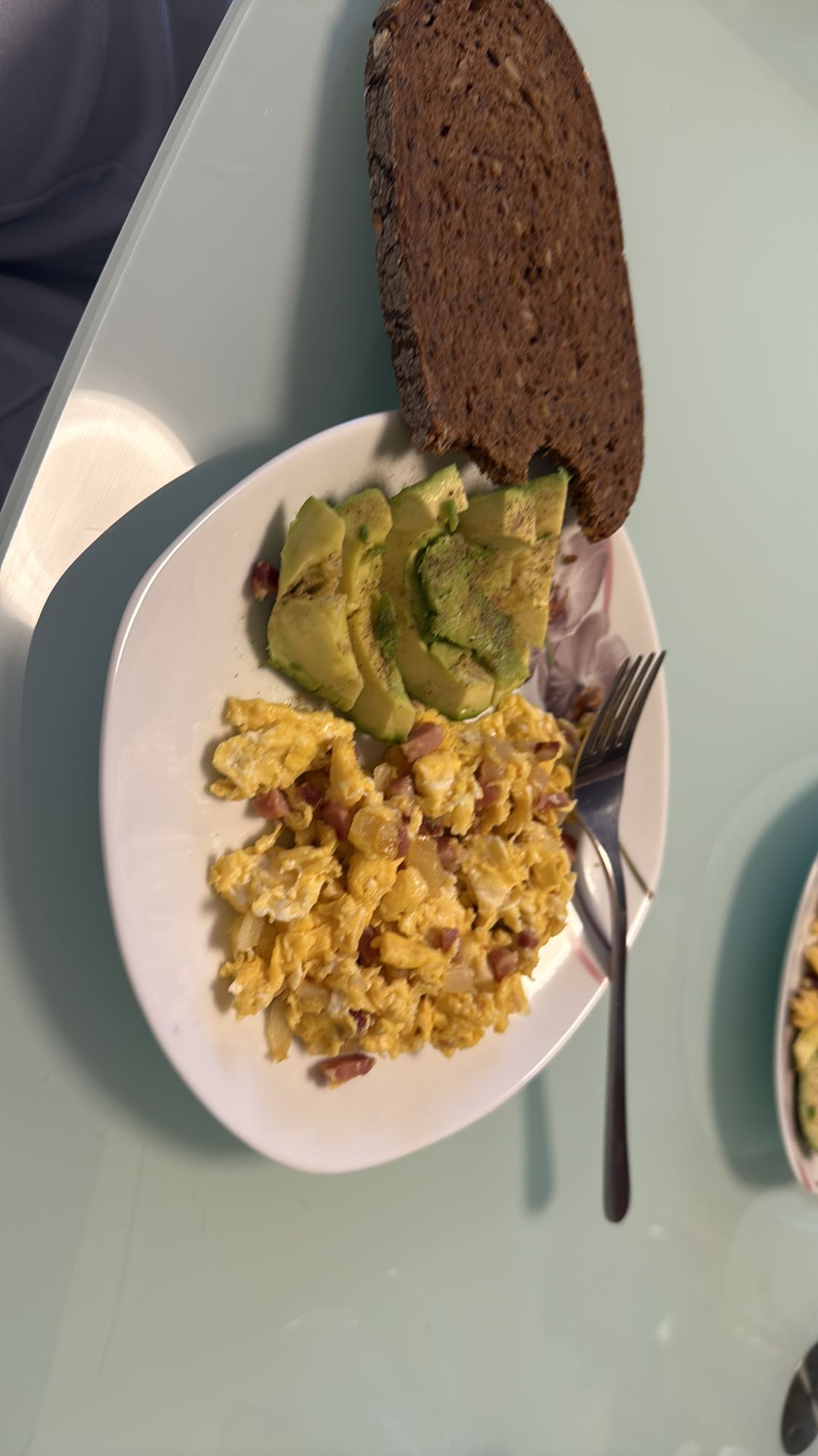 Rührei mit Avocado und Brot