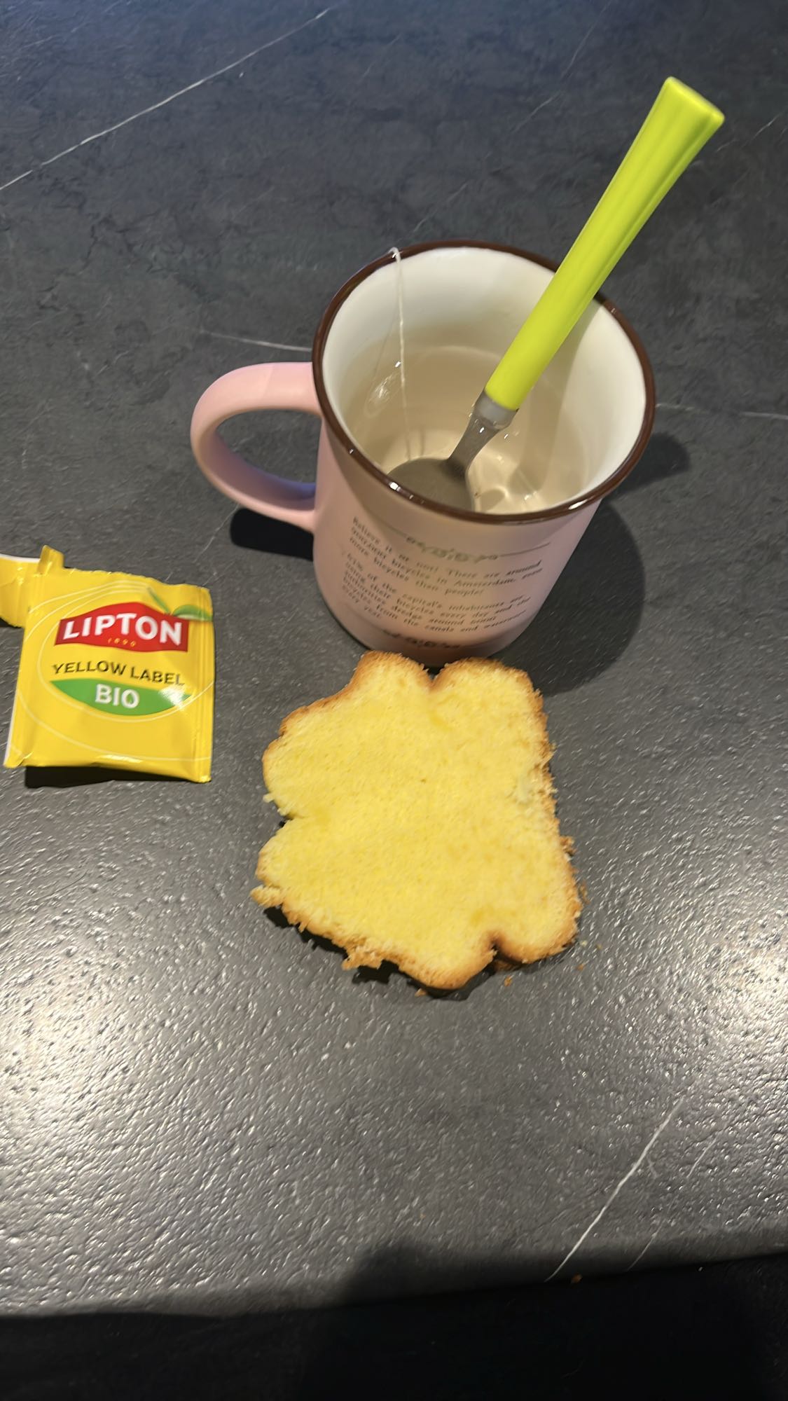 Thé et tranche de gâteau