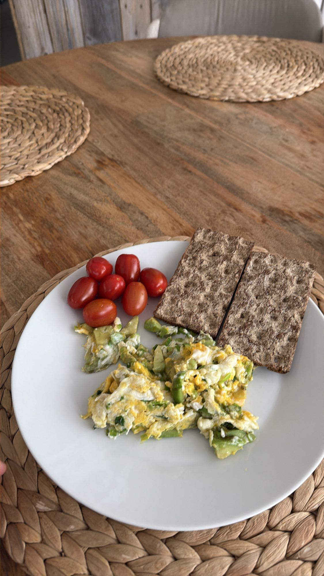 Jajecznica z warzywami i pieczywem chrupkim