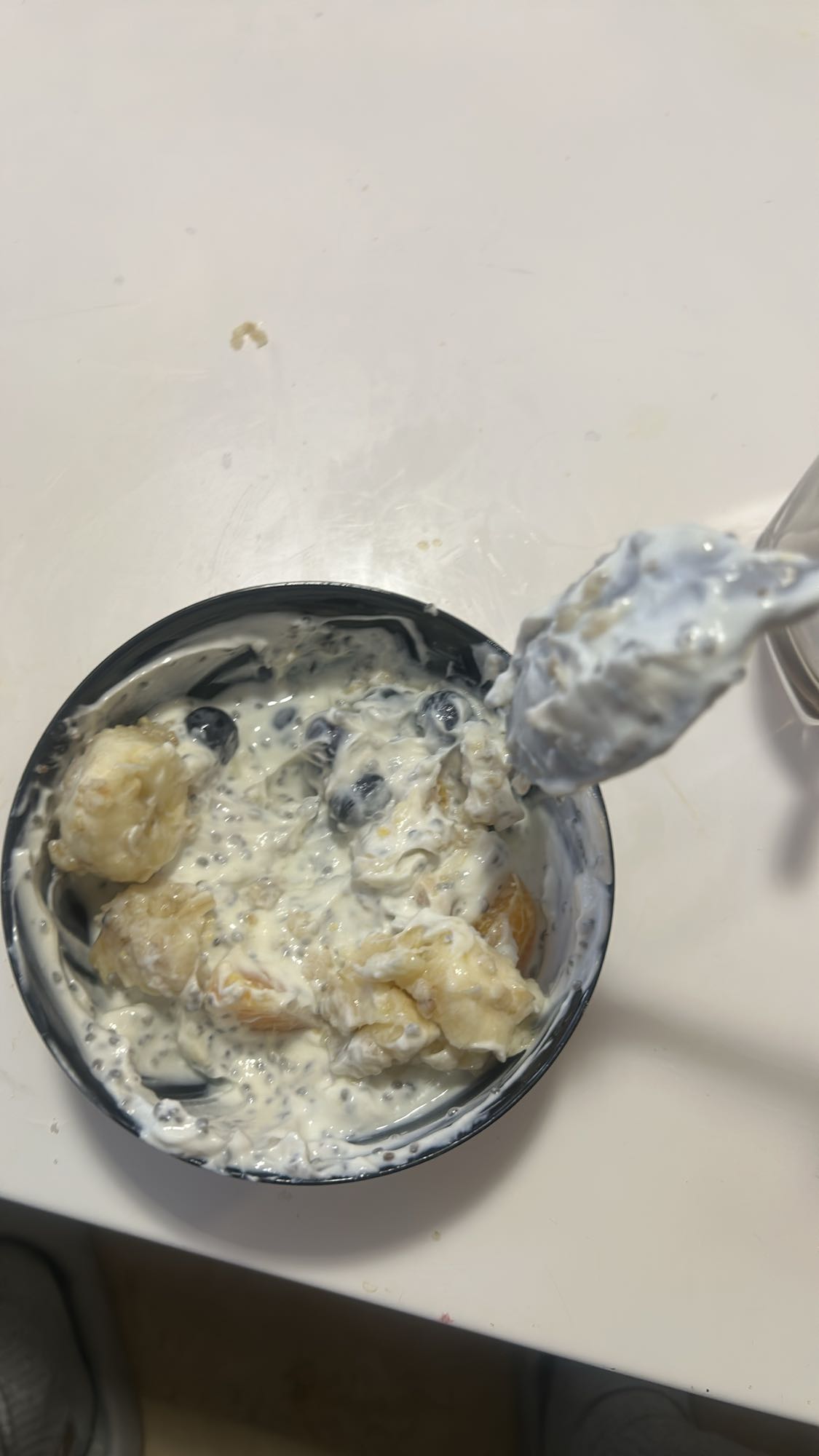 Yoghurt mit Banane & Blaubeeren