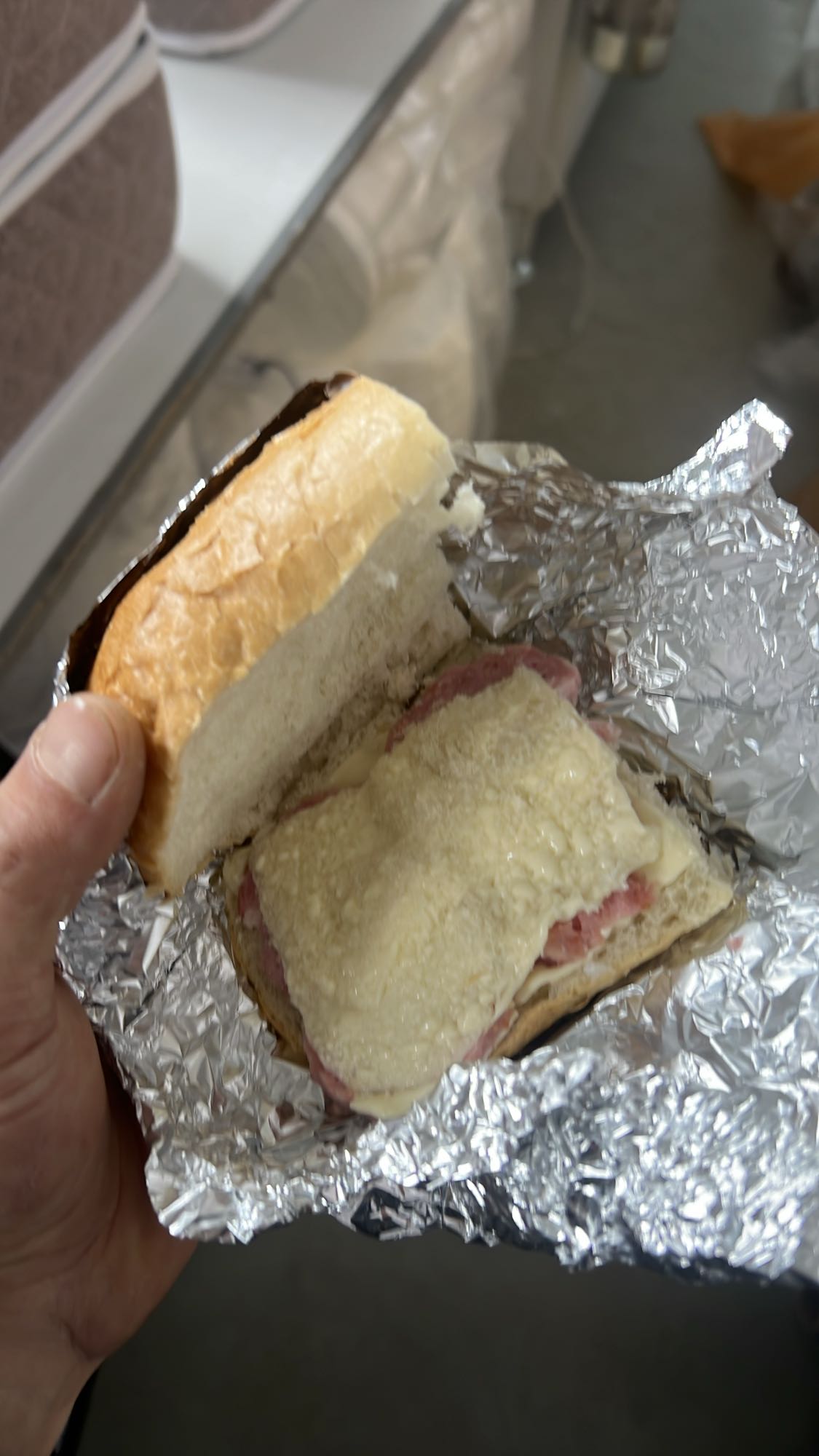 Sandviș cu salam și cașcaval