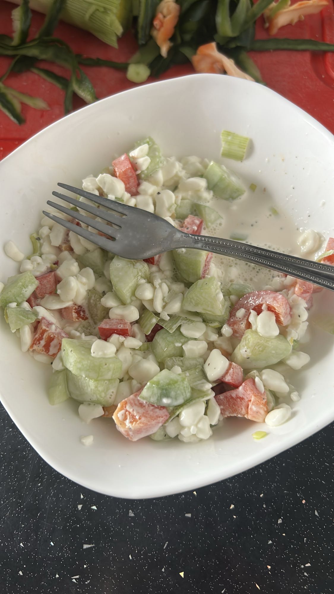 sałatka z twarogiem i warzywami