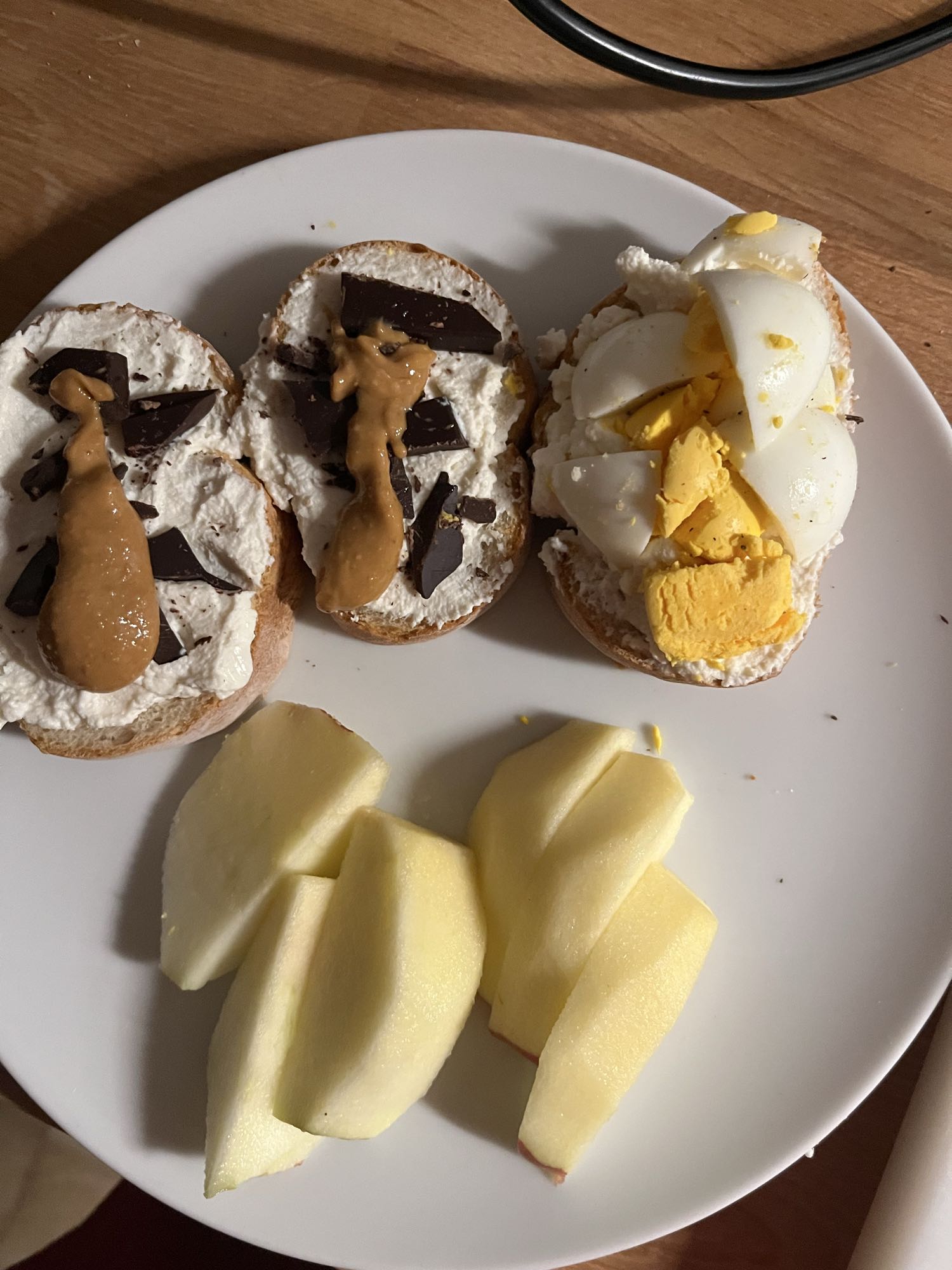 Bagel mit Belag und Apfel