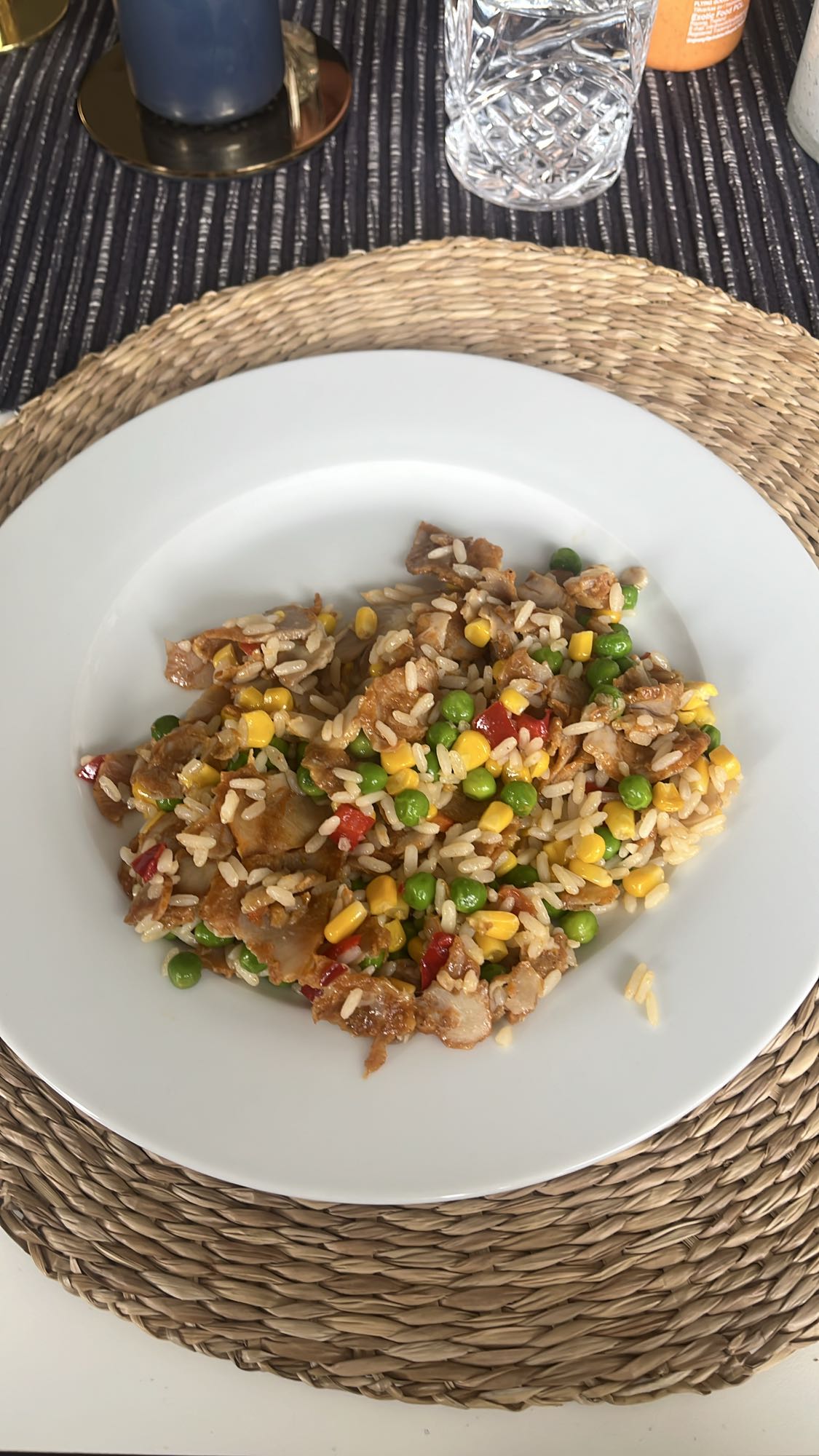 Stekt ris med grönsaker och kyckling