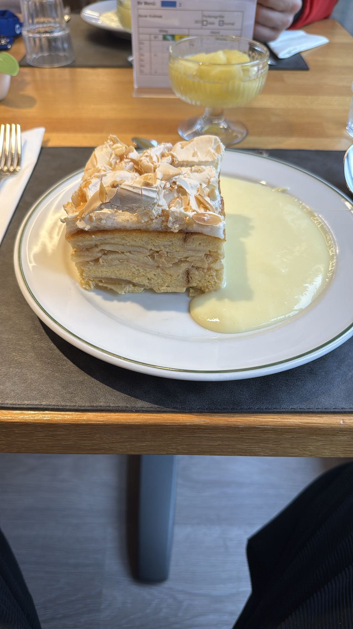 Bienenstich mit Vanillesoße