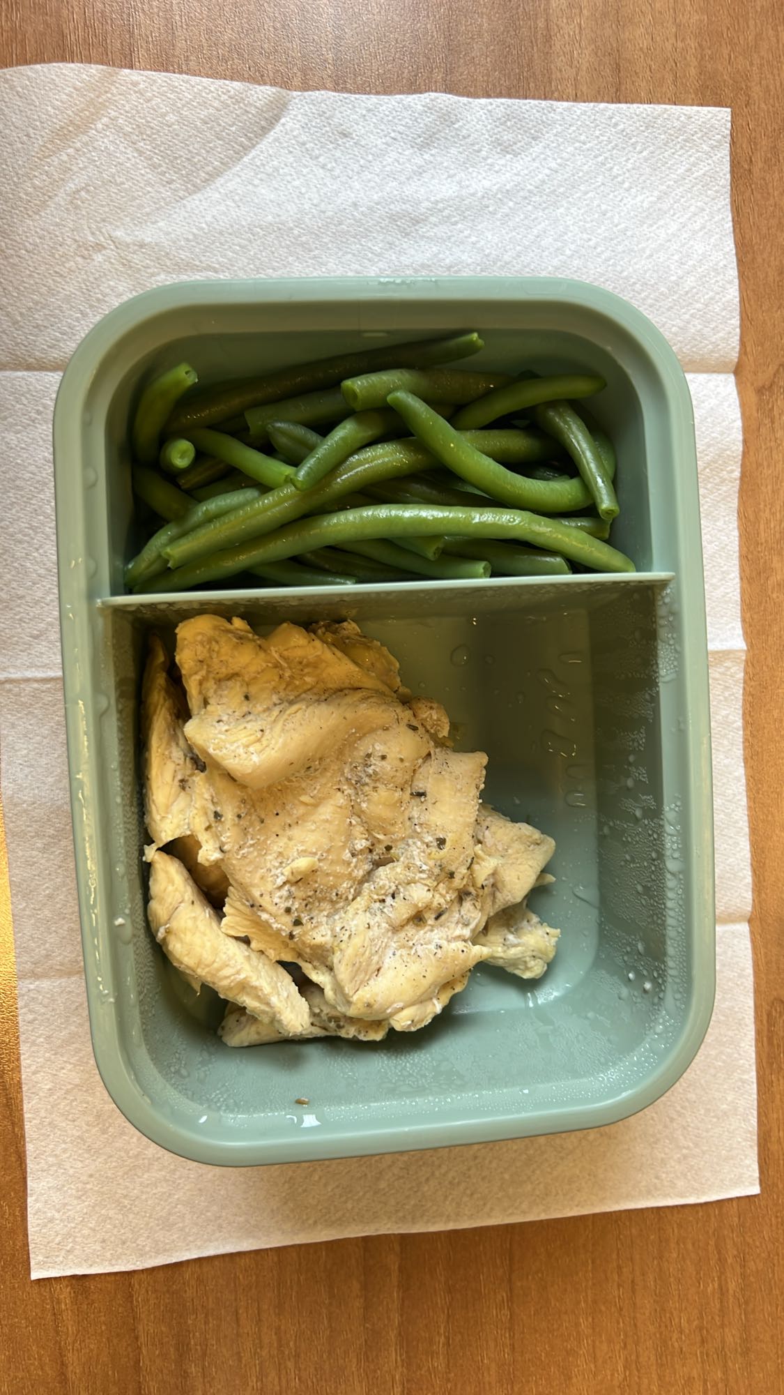 Tavuk ve yeşil fasulye tabağı
