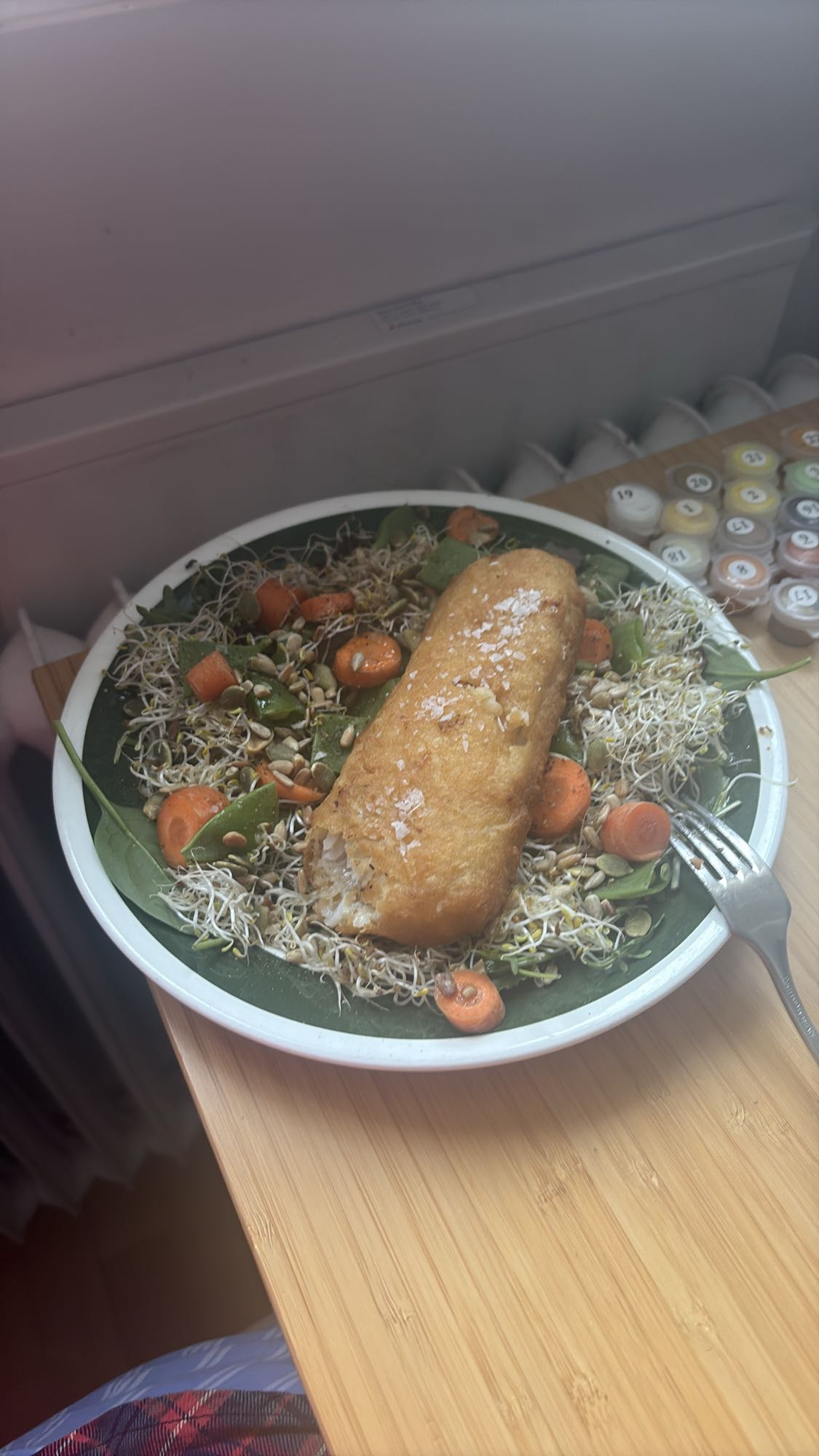 Friterad fisk med sallad