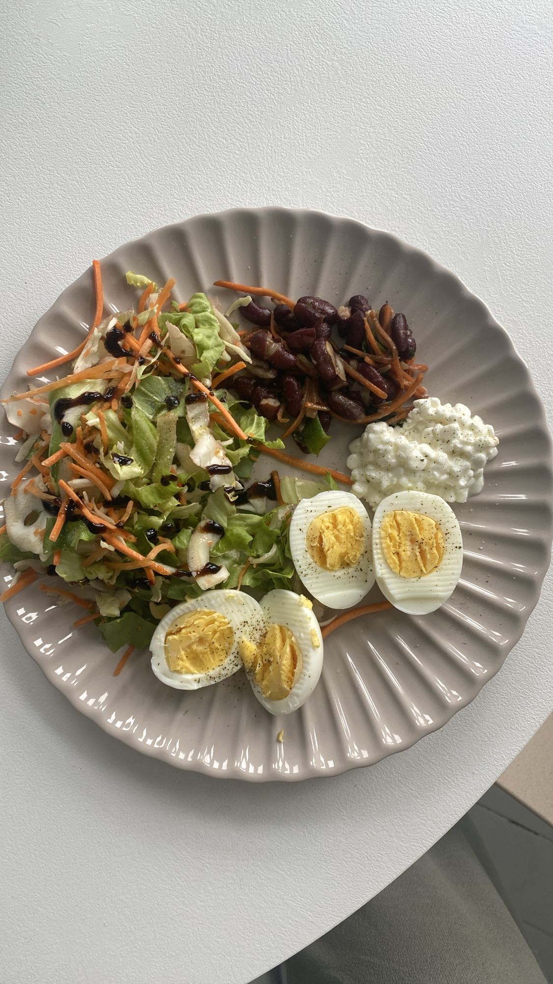 Salad med æg og bønner