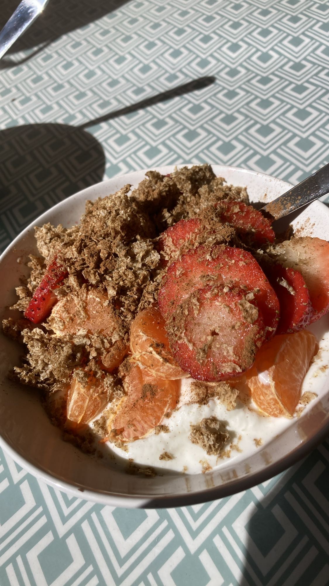 Yoghurt med frukt & flingor