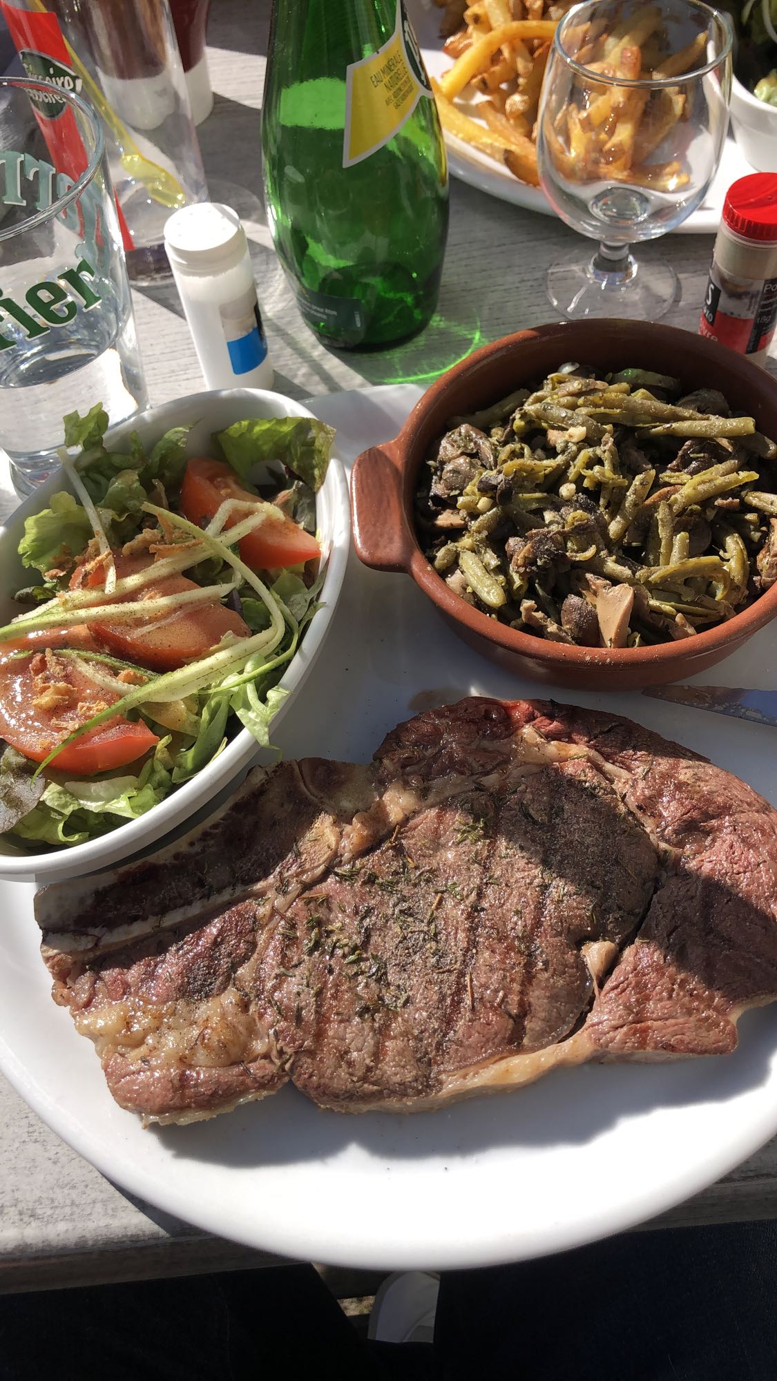 Steak, salade et légumes
