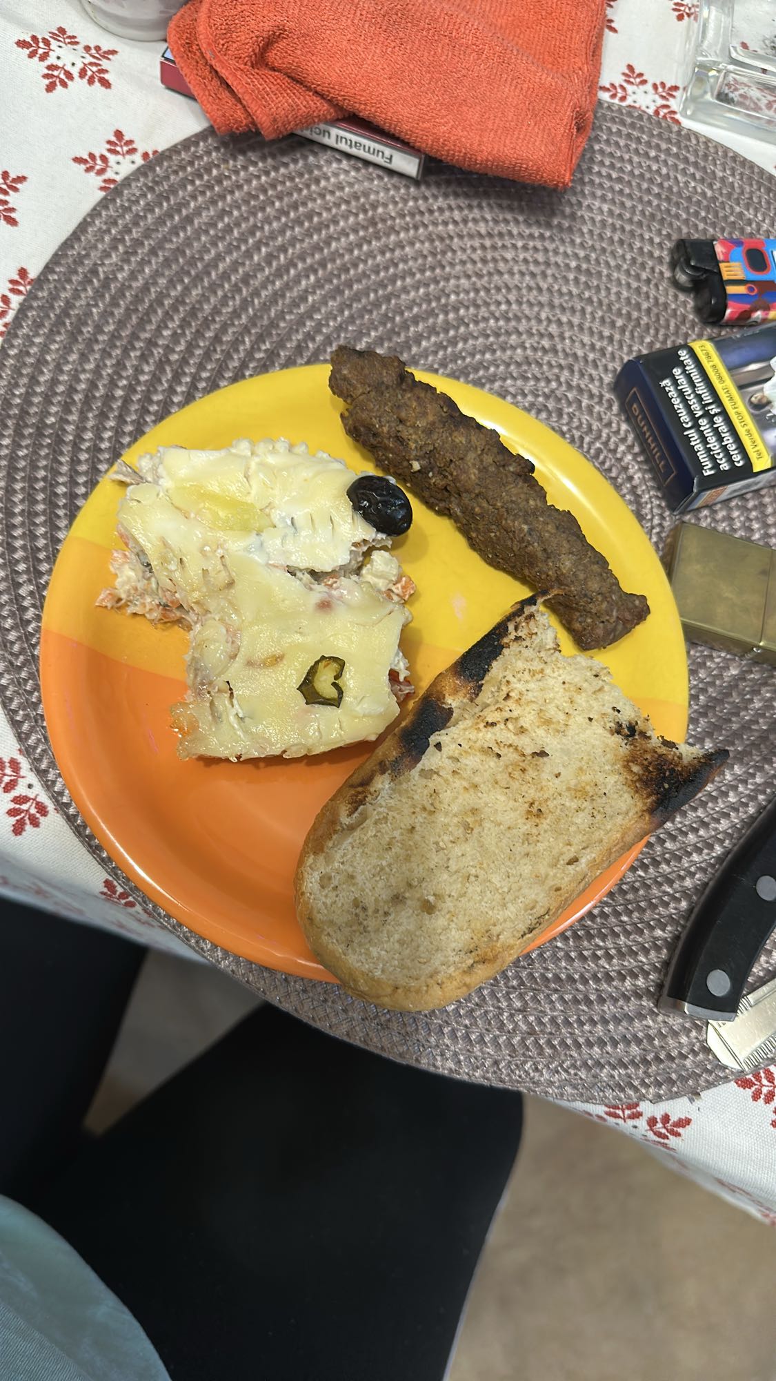 Mic dejun cu chiftea și salată