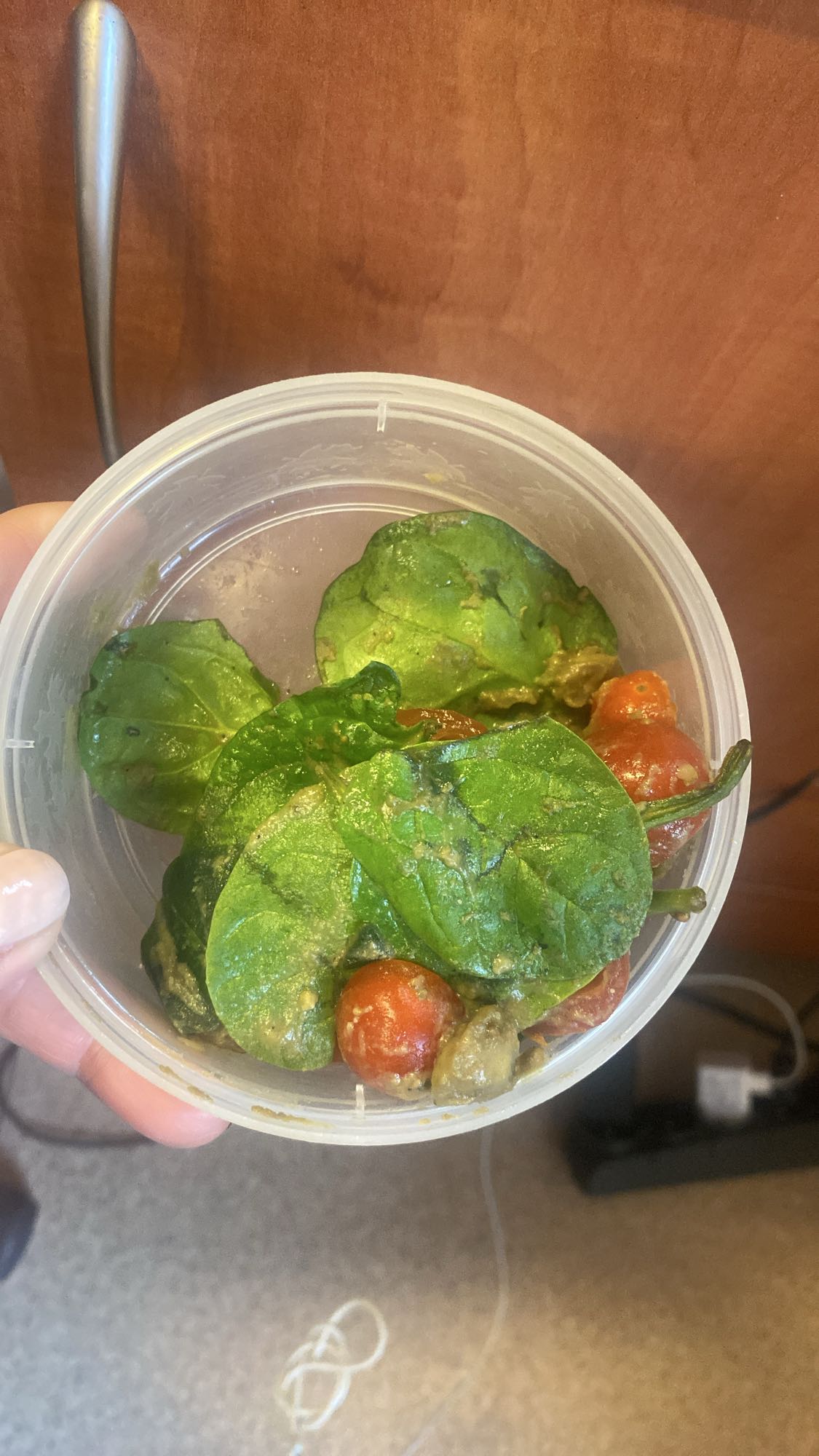 Sałatka ze szpinakiem i pomidorkami