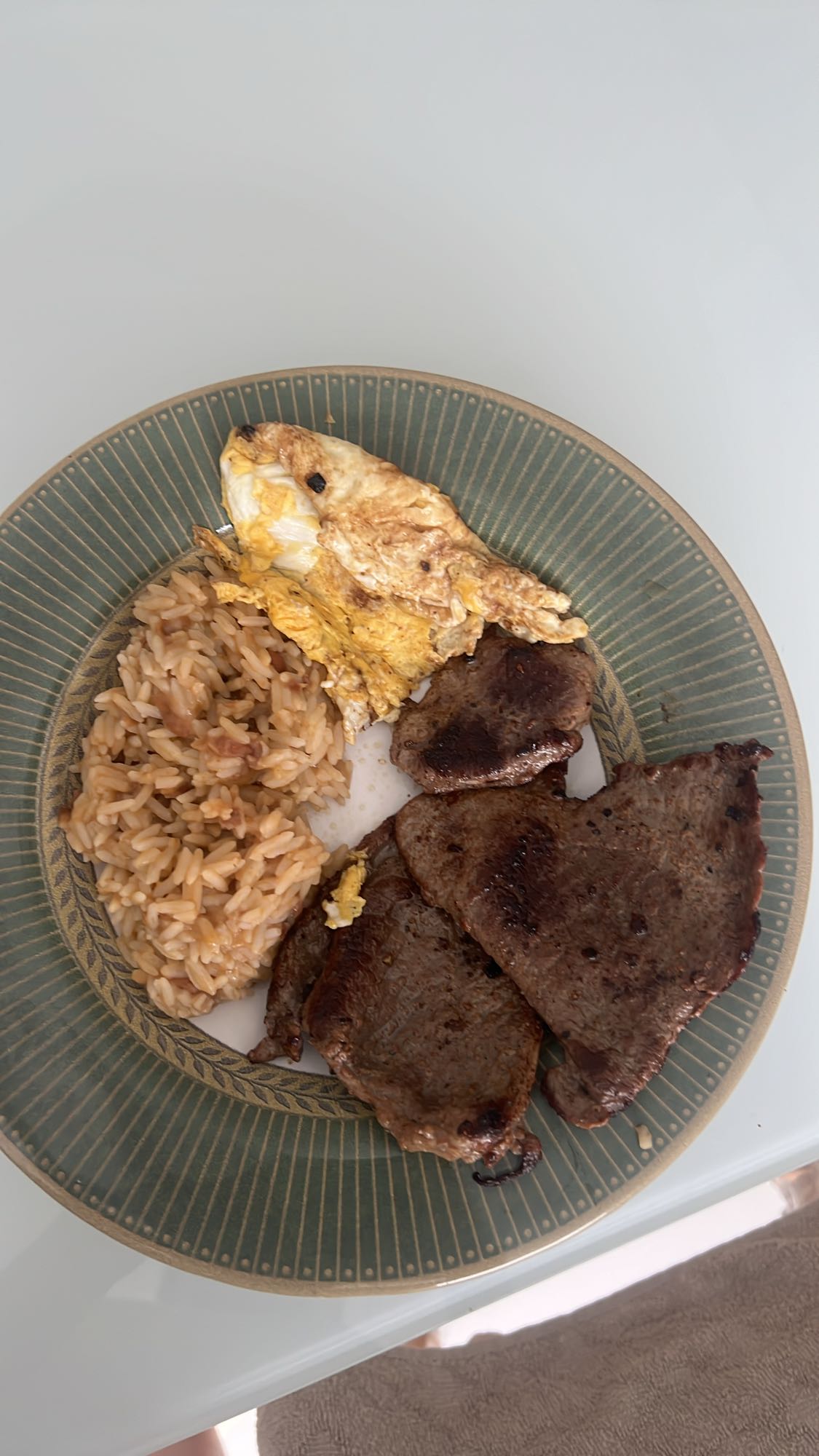 Bife com arroz e ovo