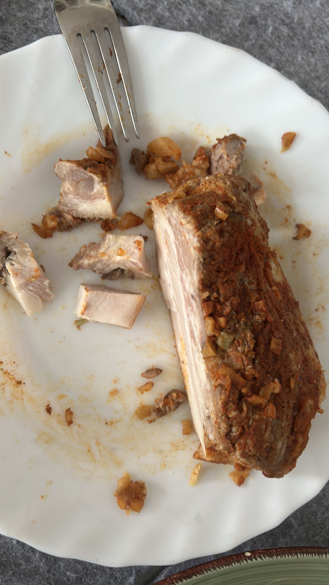 Cerdo asado con cebolla