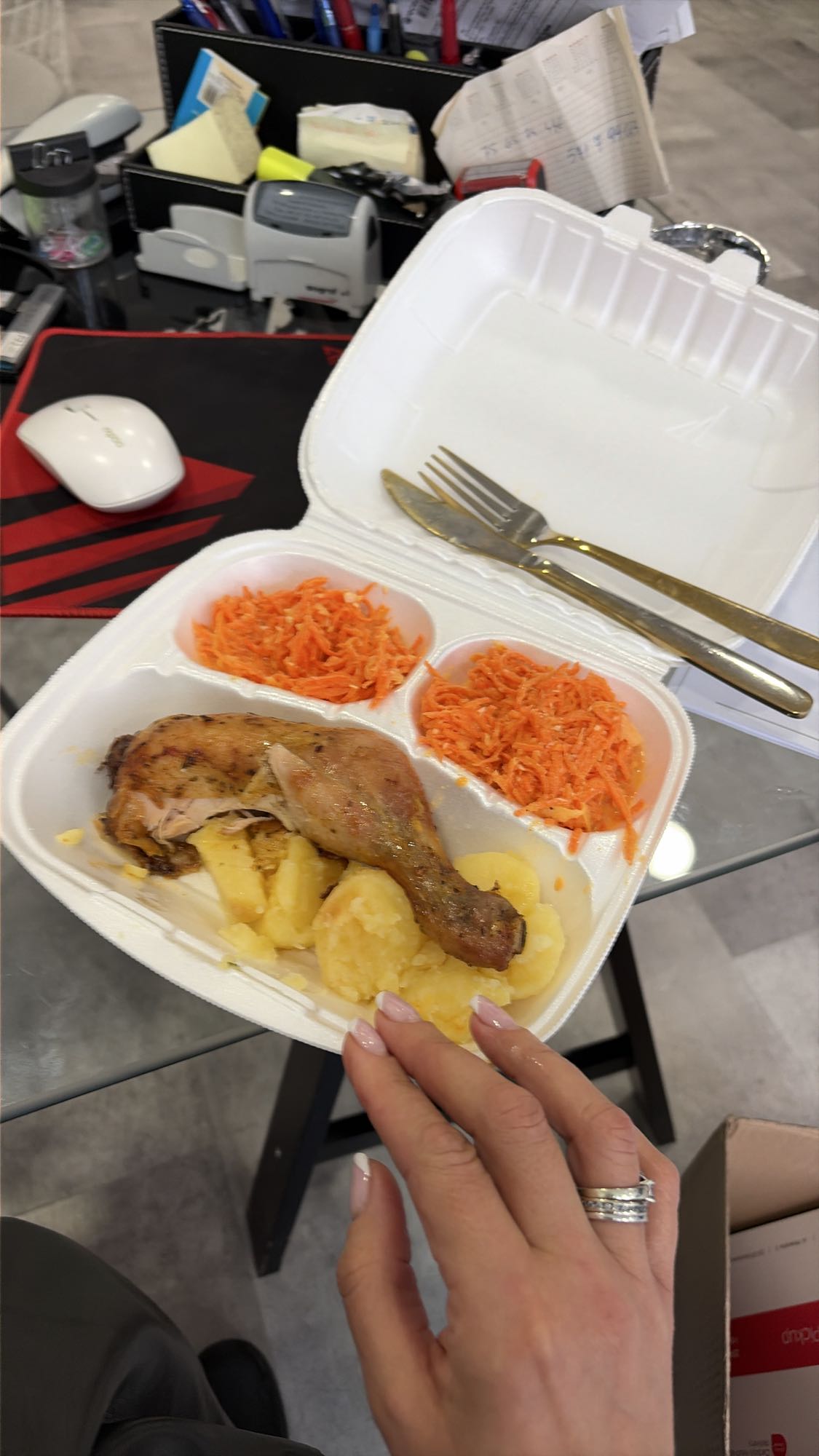 Udko z ziemniakami i surówką