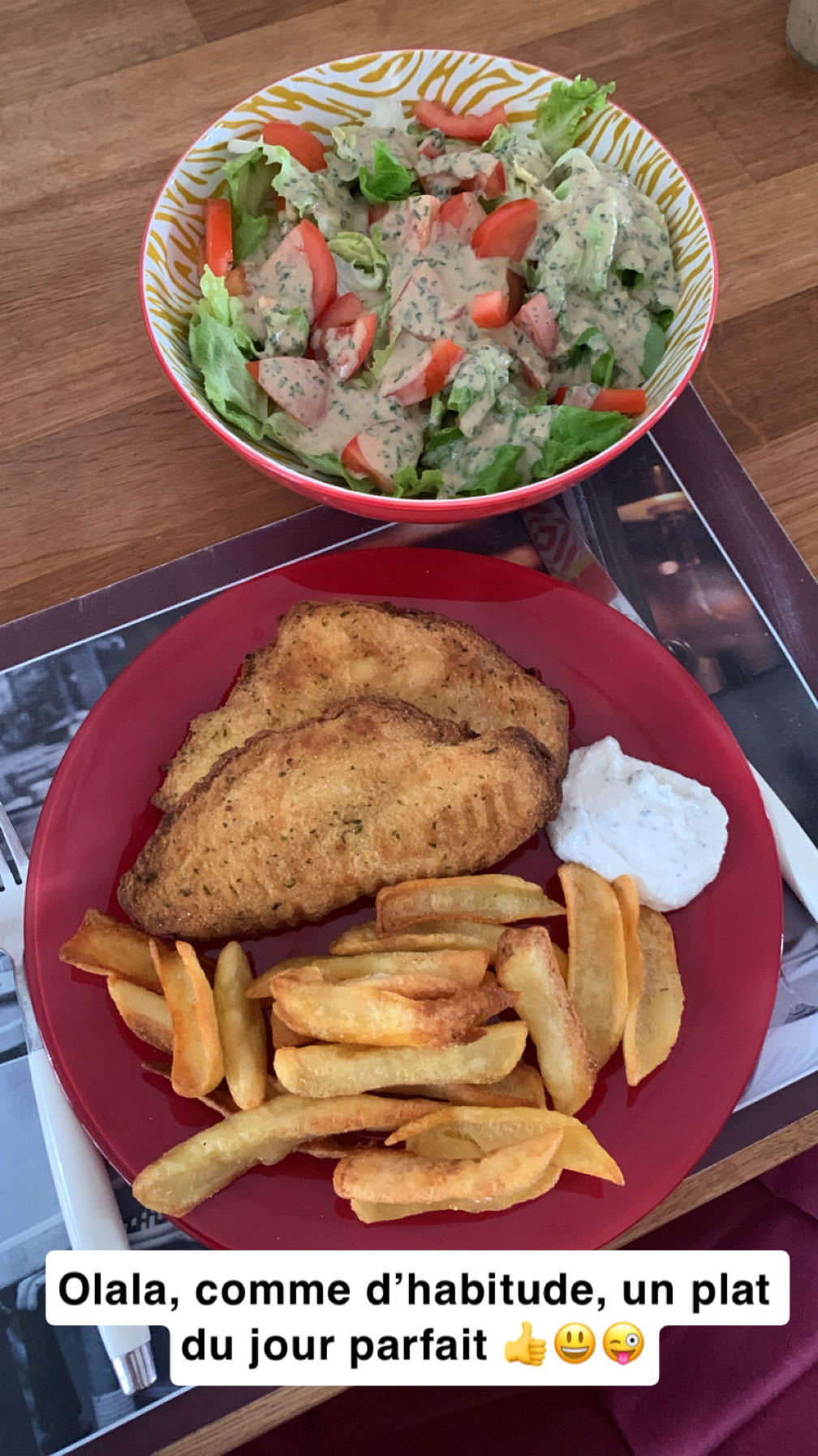 Poulet pané, frites et salade