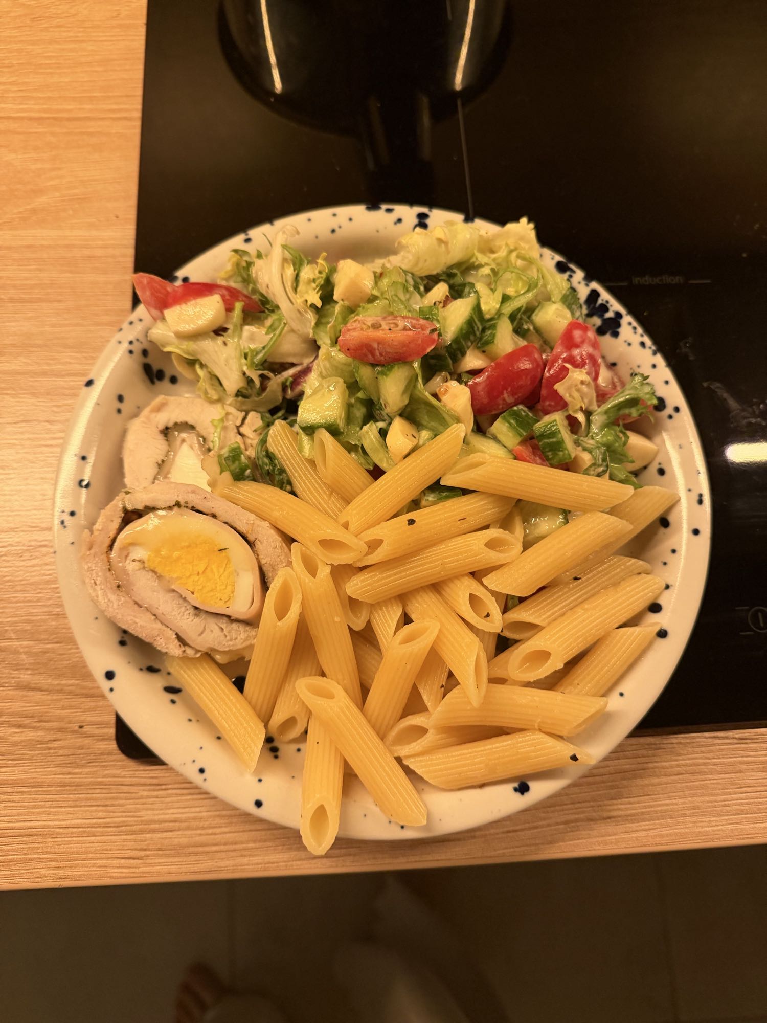 Паста с курицей и салатом