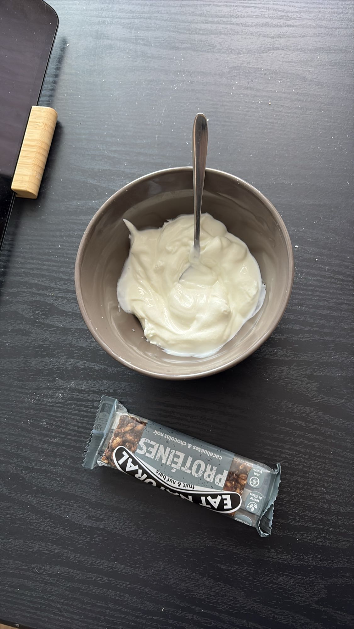 Yaourt et barre protéinée