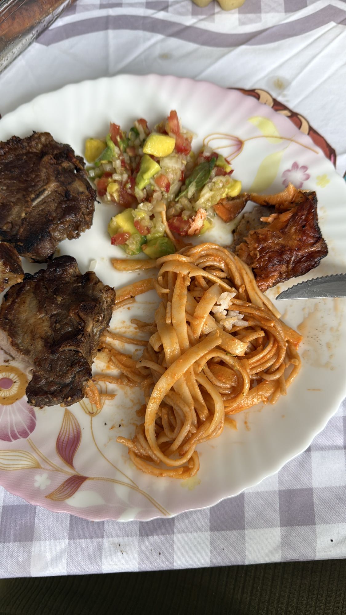 Churrasco com macarrão