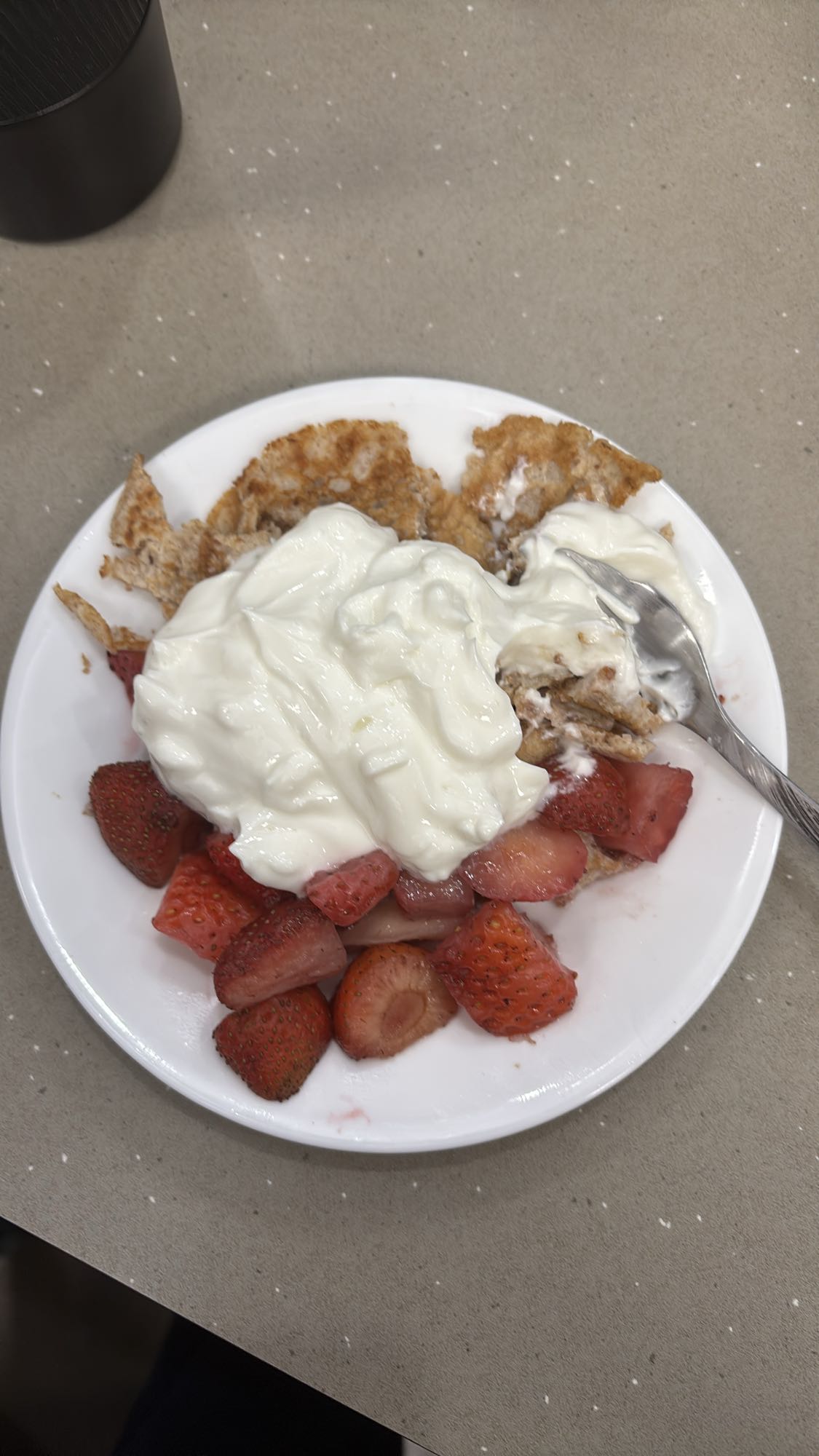 Crêpes, fraises et yaourt