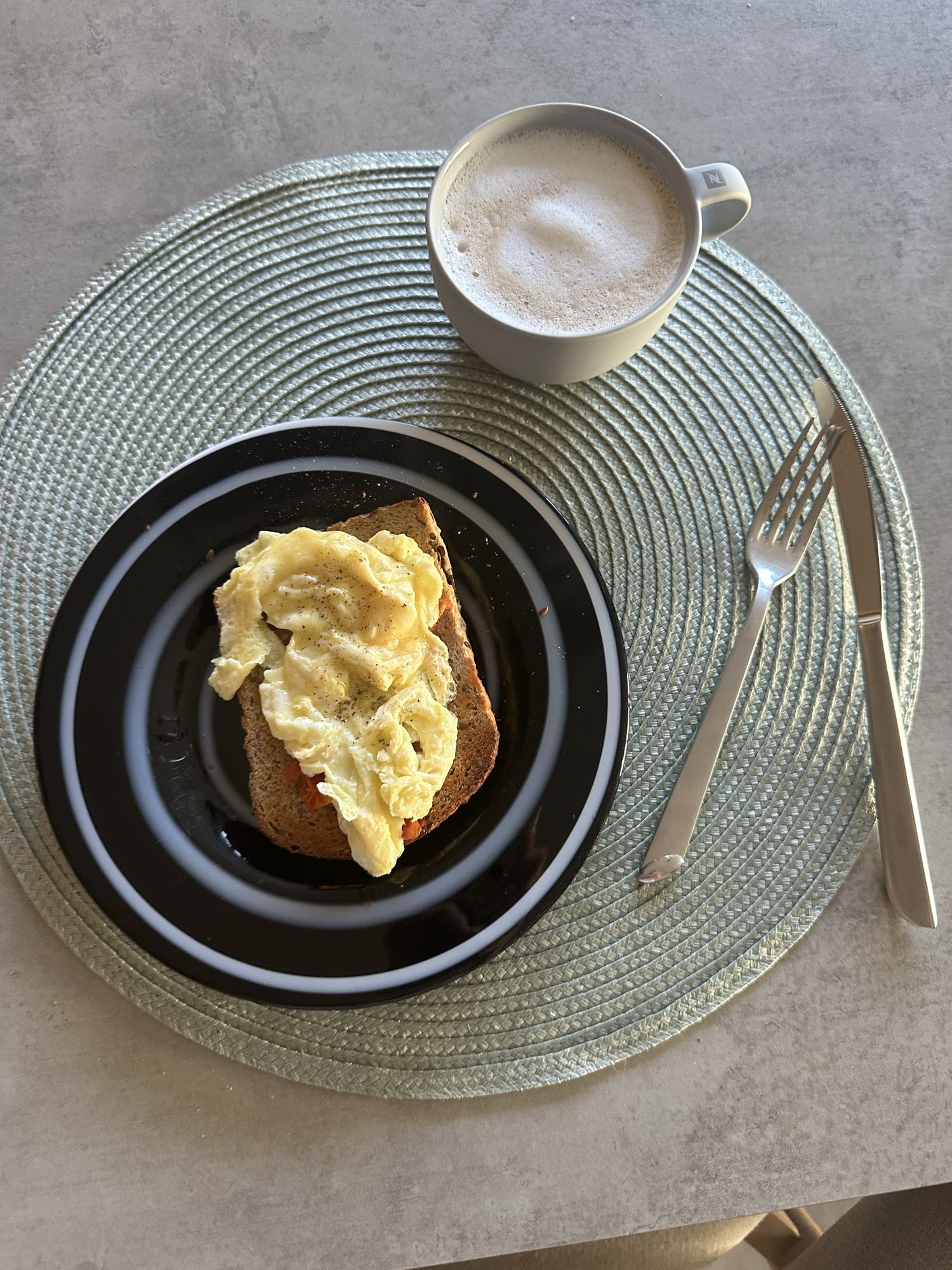 Tostada con huevo y café