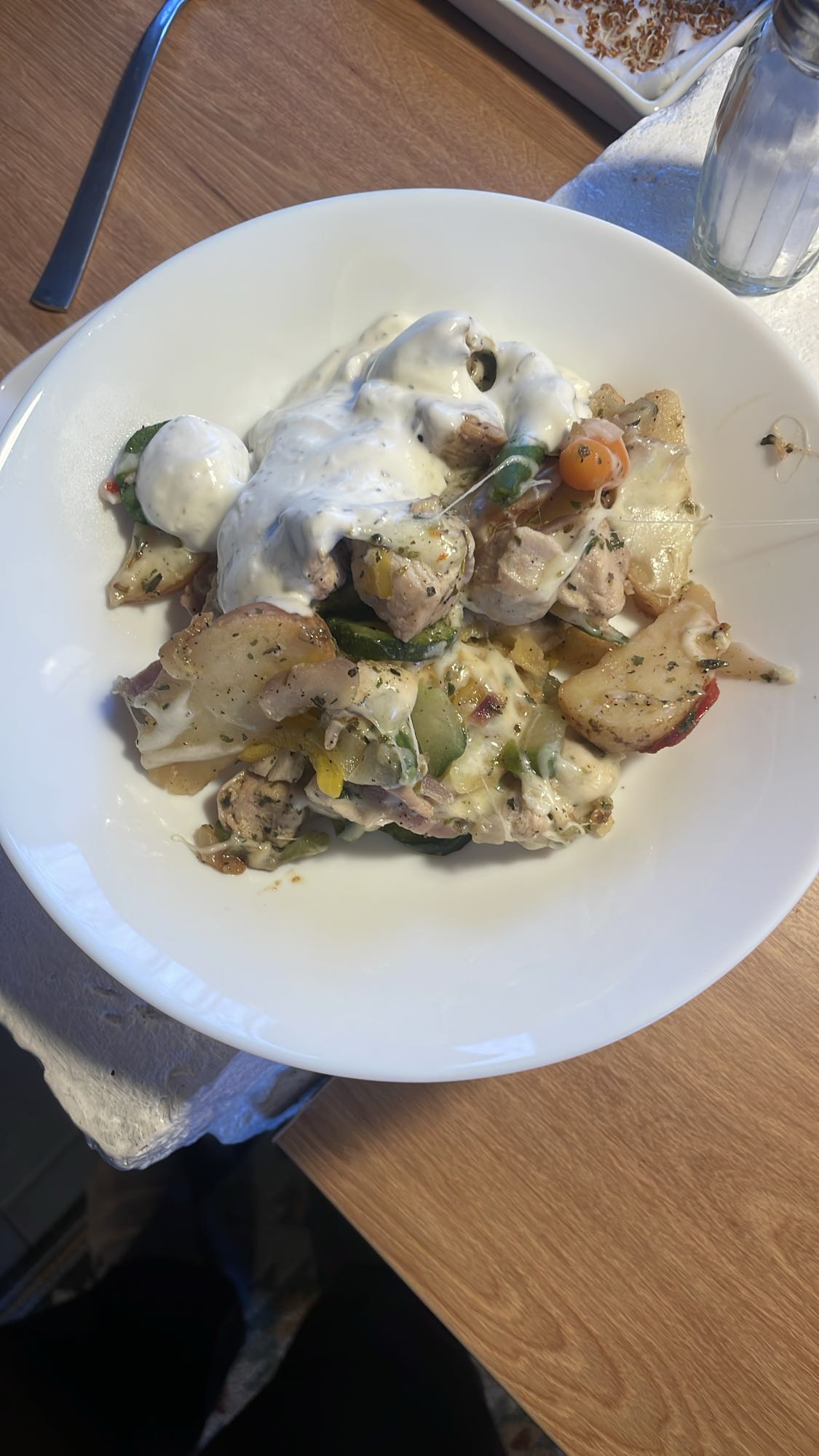 Kurczak z warzywami i sosem jogurtowym