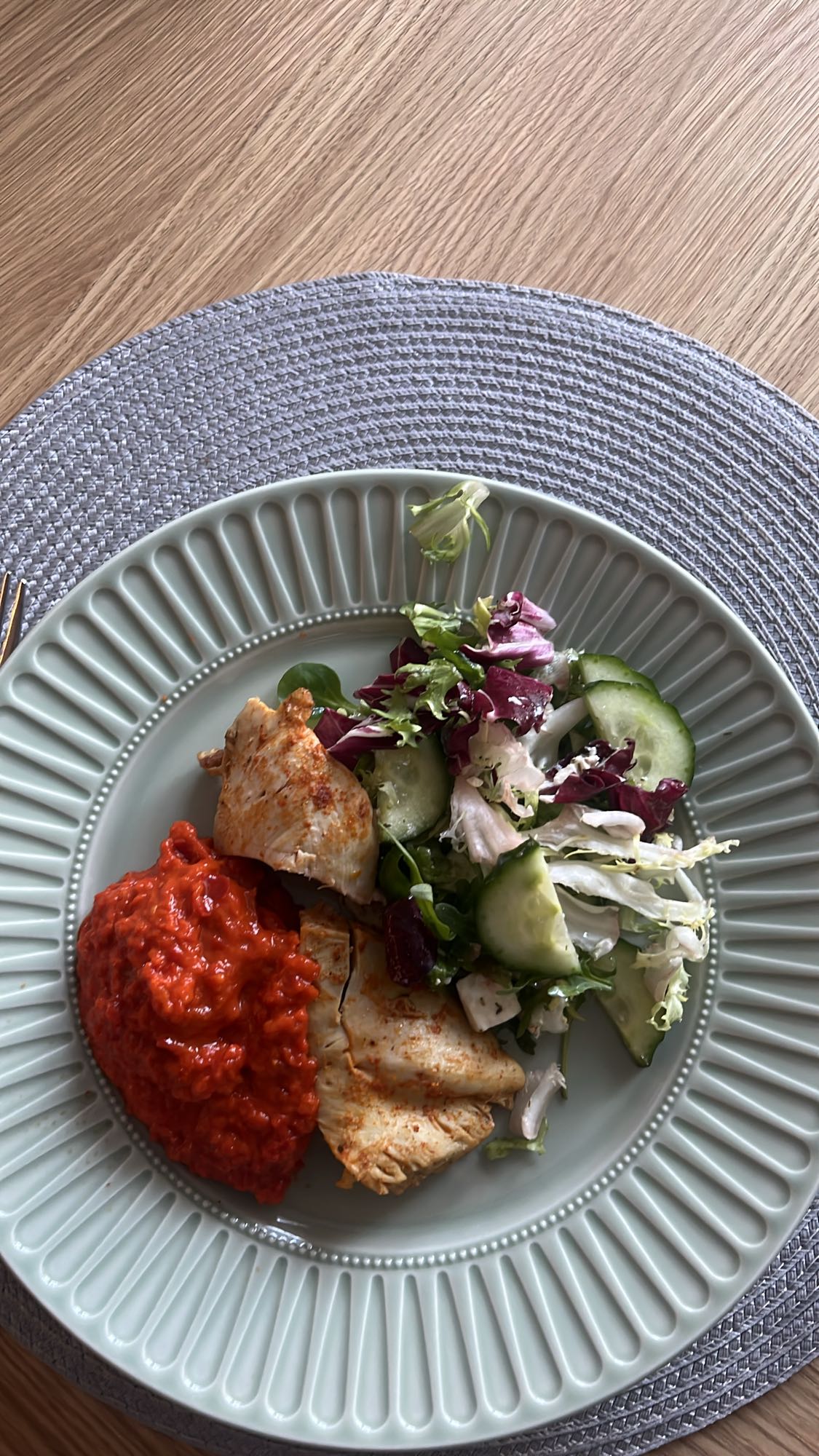 Kyckling med sallad och sås