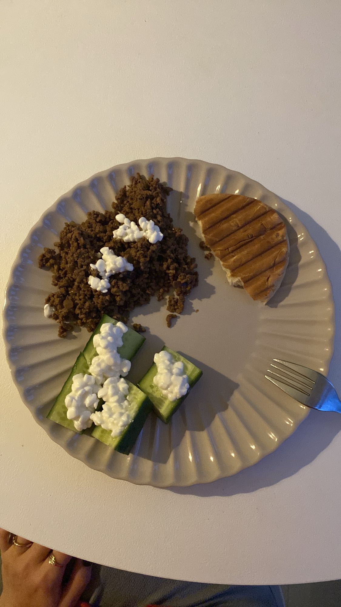 Kıyma, salatalık ve ekmek tabağı