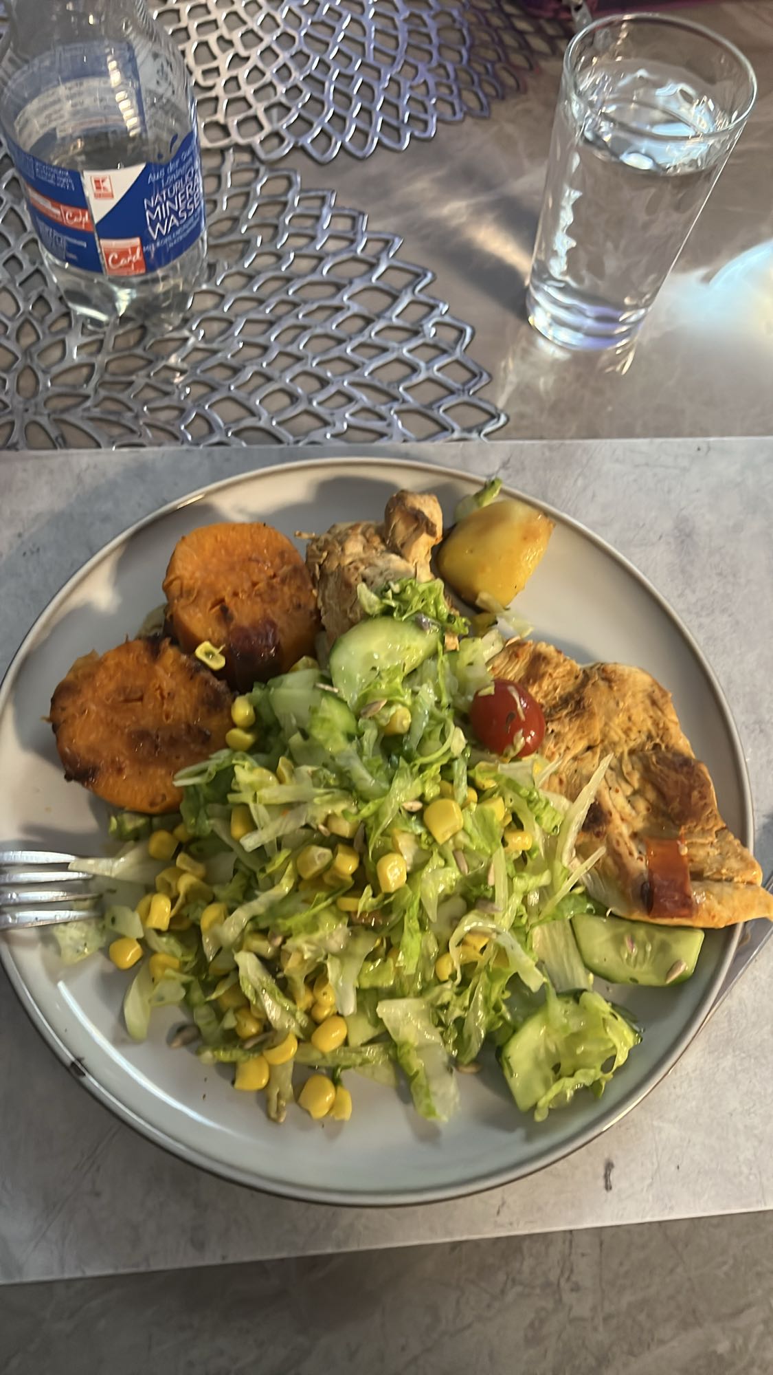 Hähnchen mit Süßkartoffel und Salat