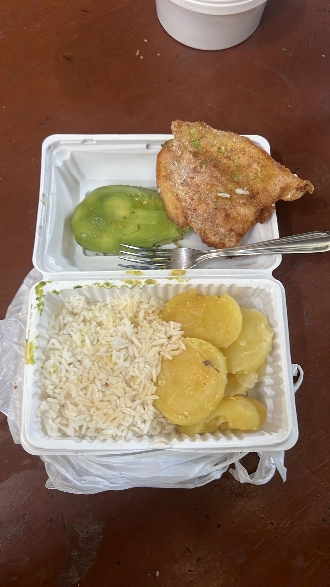 Pollo empanizado con arroz