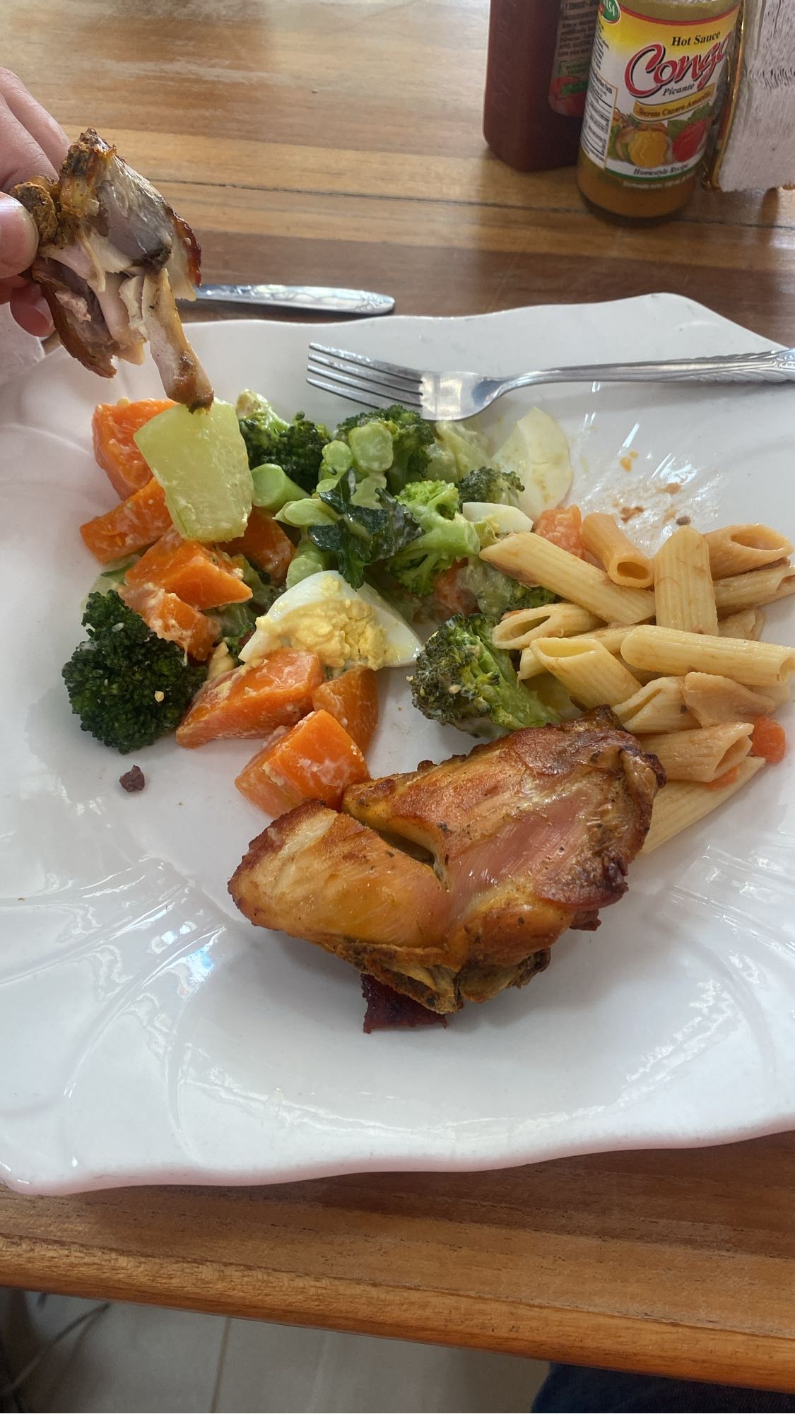 Pollo con ensalada y pasta