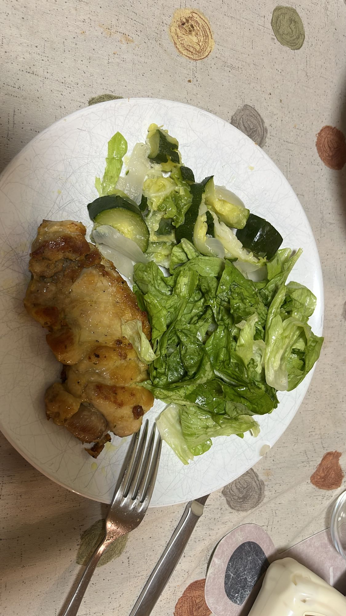 Pollo con ensalada y calabacín