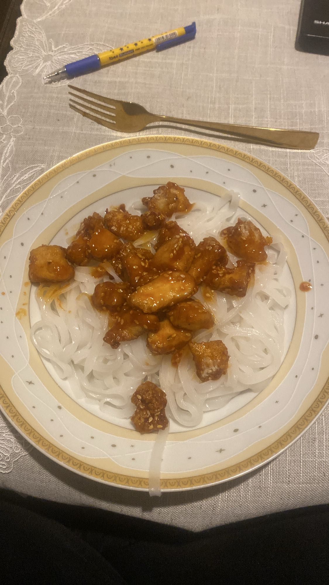 kurczak w sosie z makaronem ryżowym