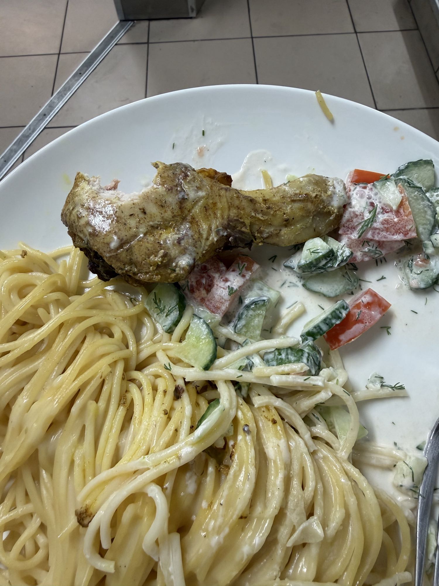 Курица с макаронами и салатом