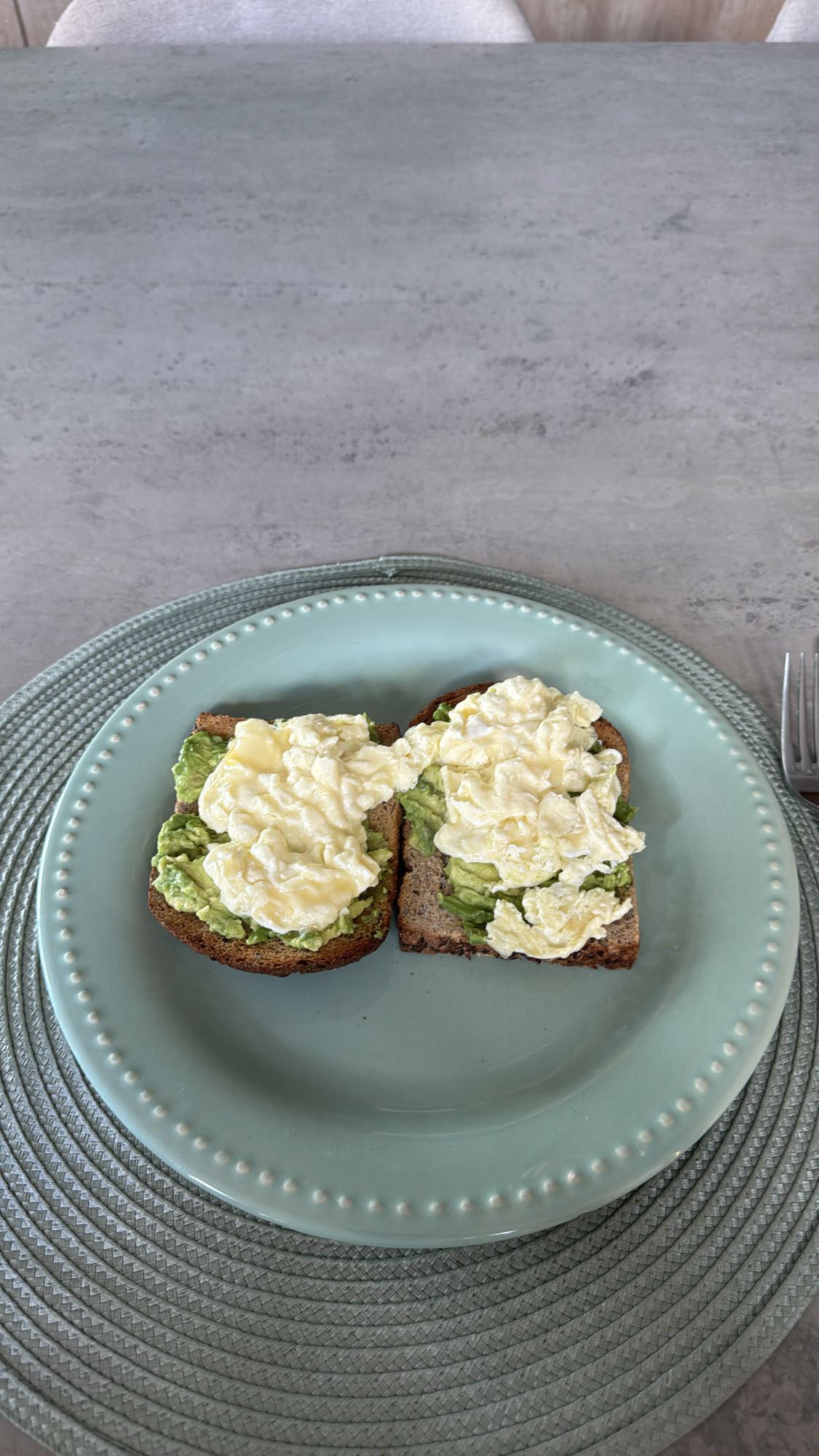 Tostadas con aguacate y huevo