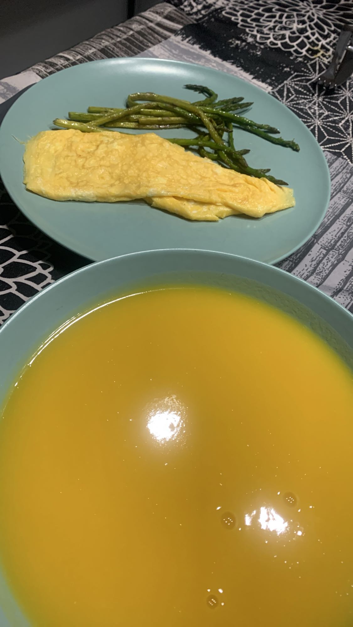 Tortilla, espárragos y sopa