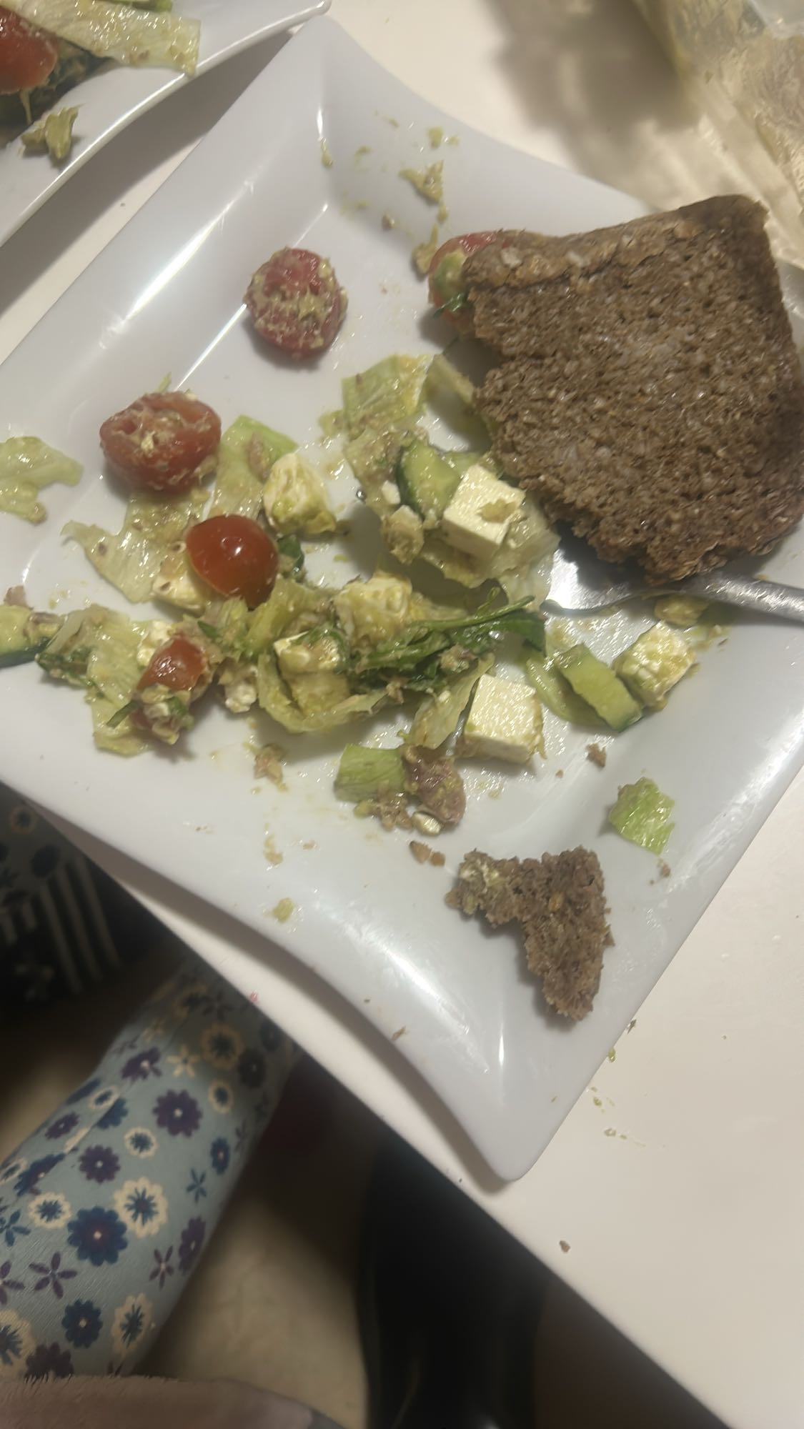 Salat mit Vollkornbrot