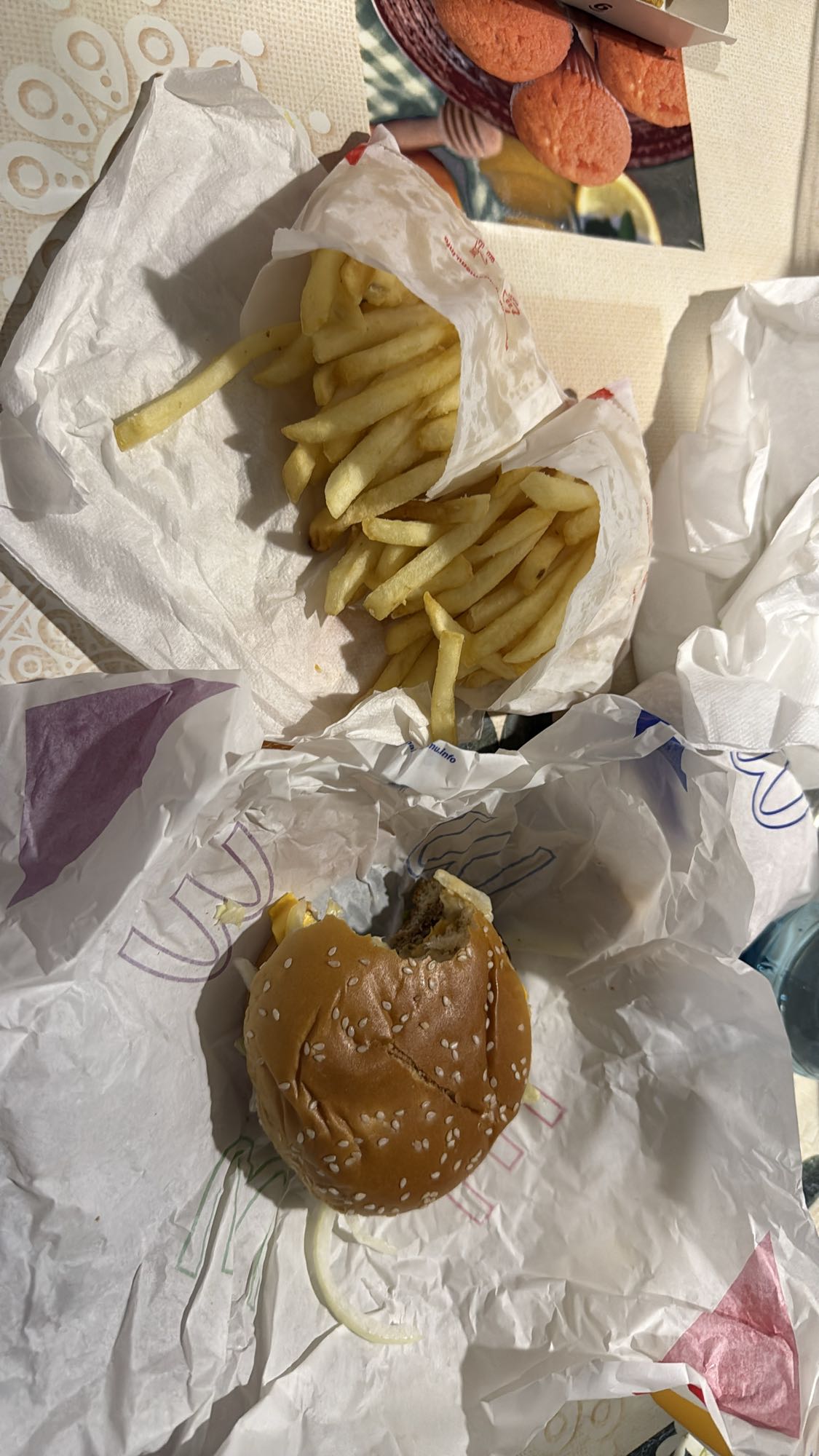 Burger cu cartofi prăjiți