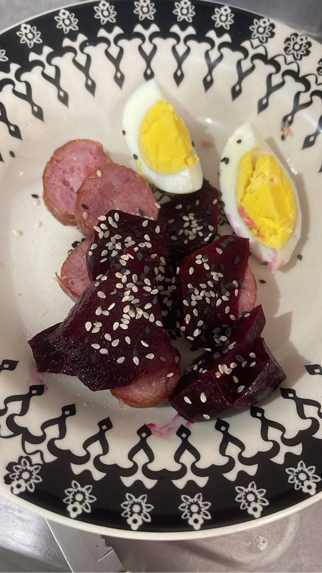 Linguiça, ovo e beterraba