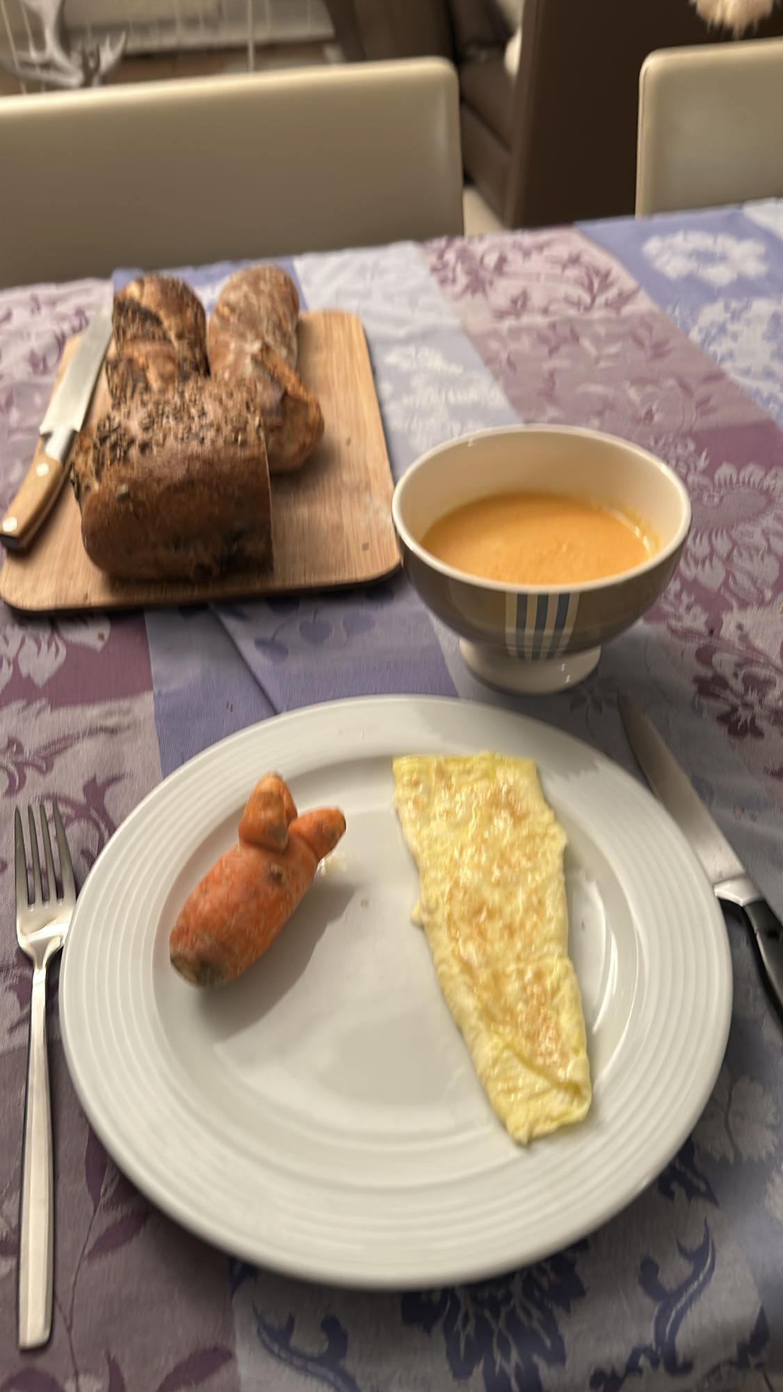 Omelette, soupe, pain, carotte