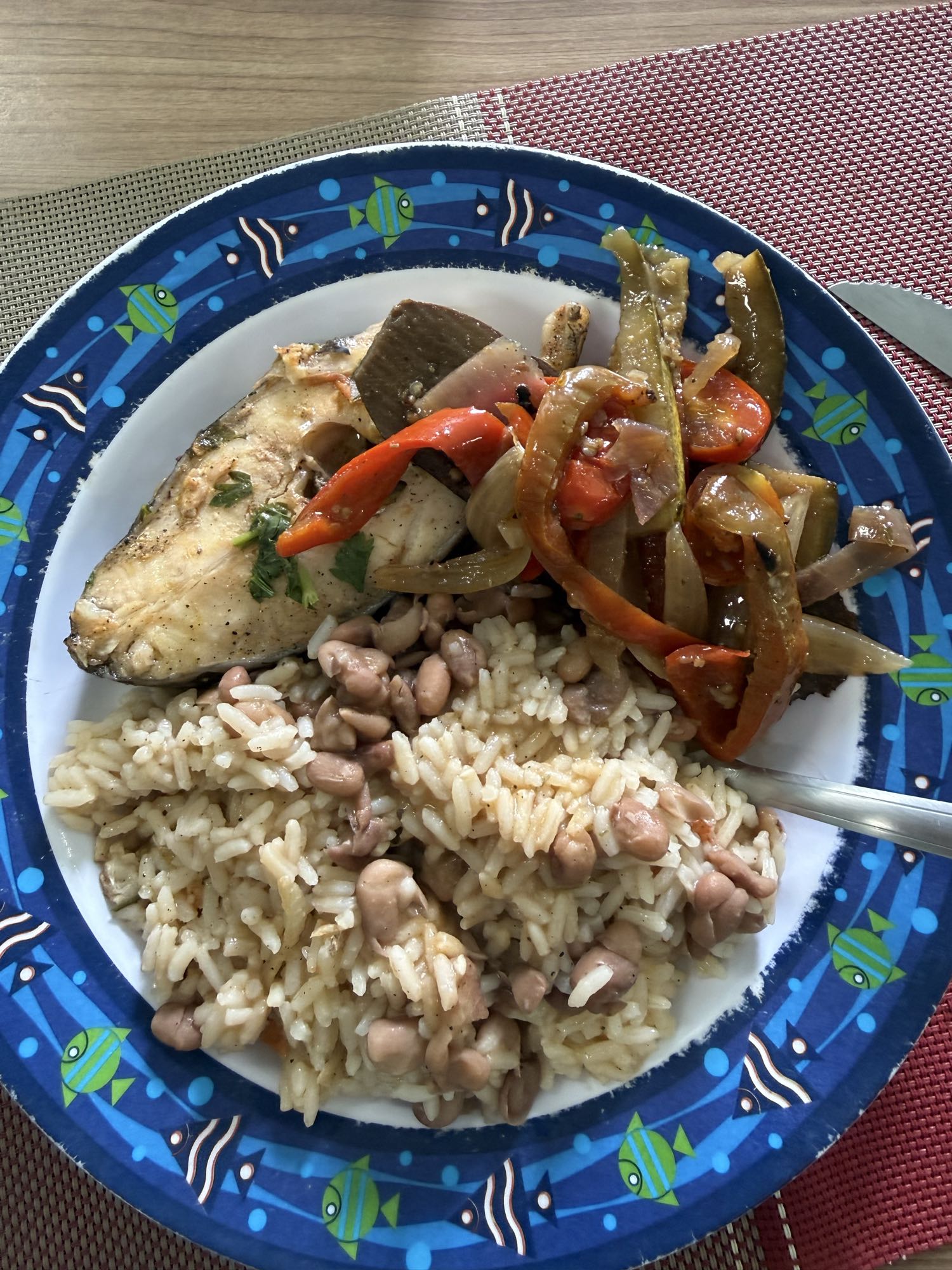Peixe com arroz, feijão e legumes