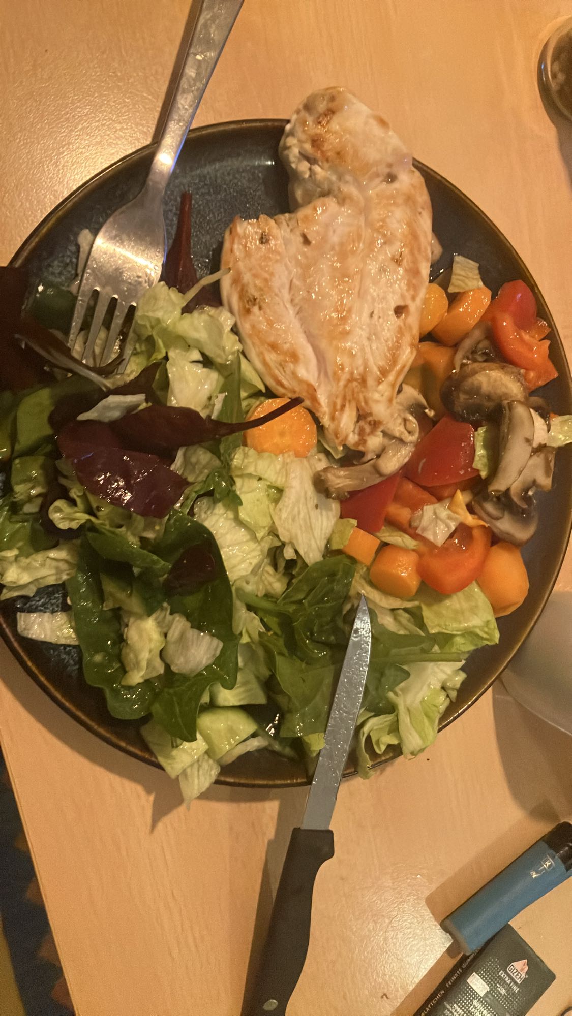Salada com frango grelhado