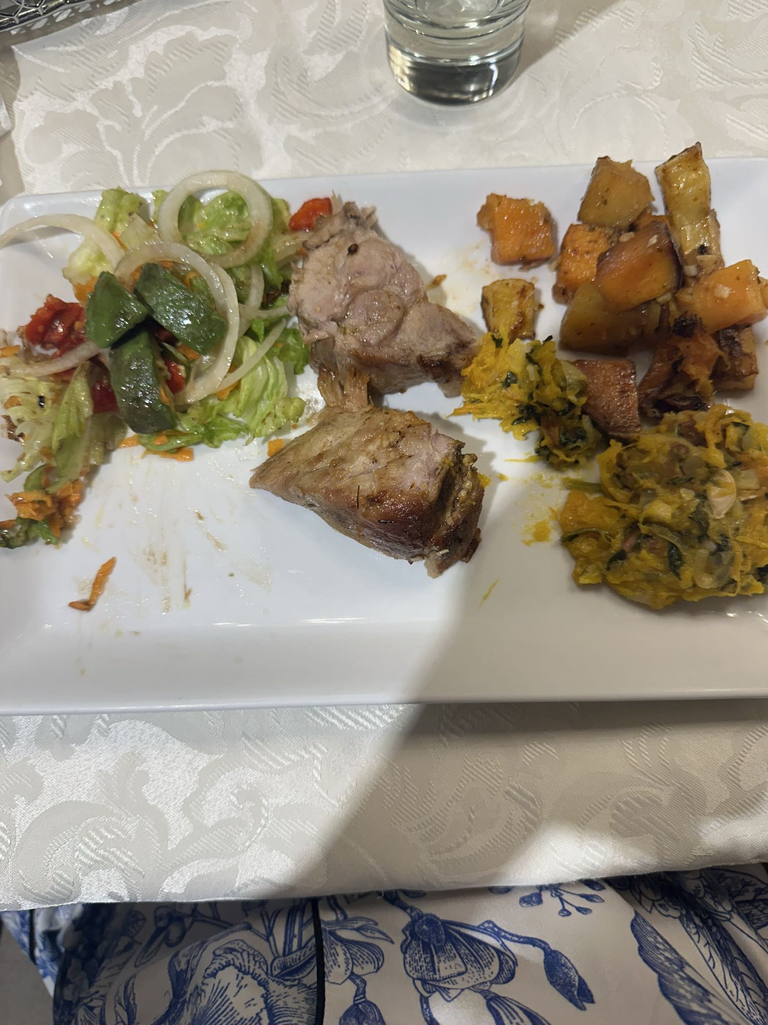 Cerdo con ensalada y verduras