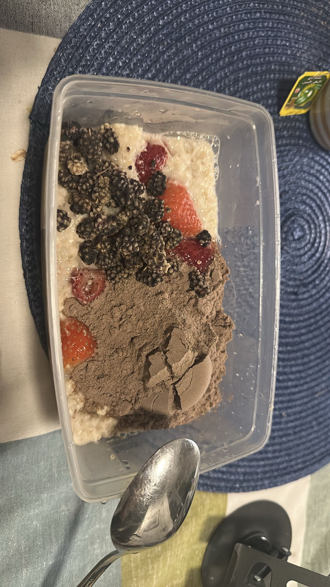 Havregrynsgröt med bär & protein