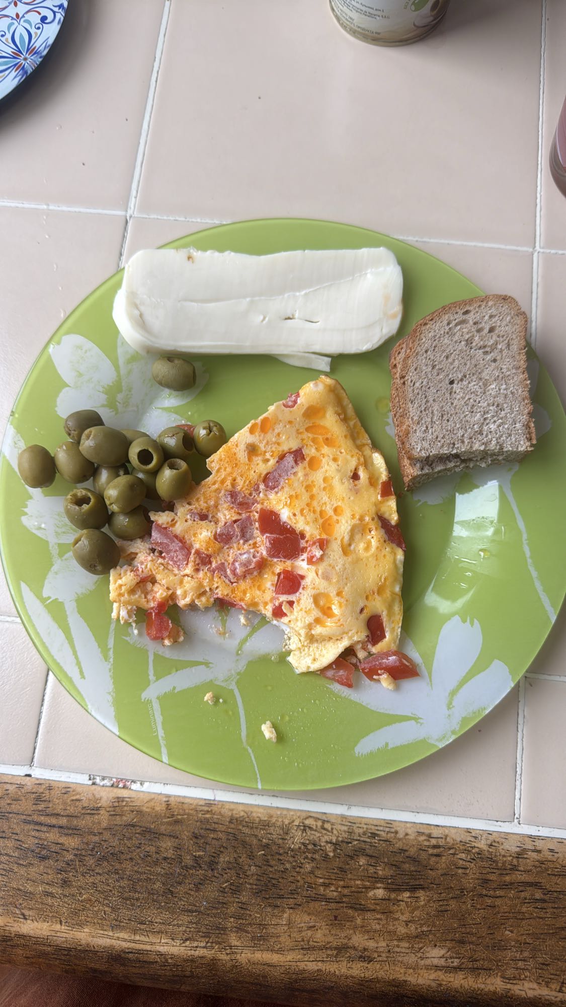 Омлет с сыром и хлебом