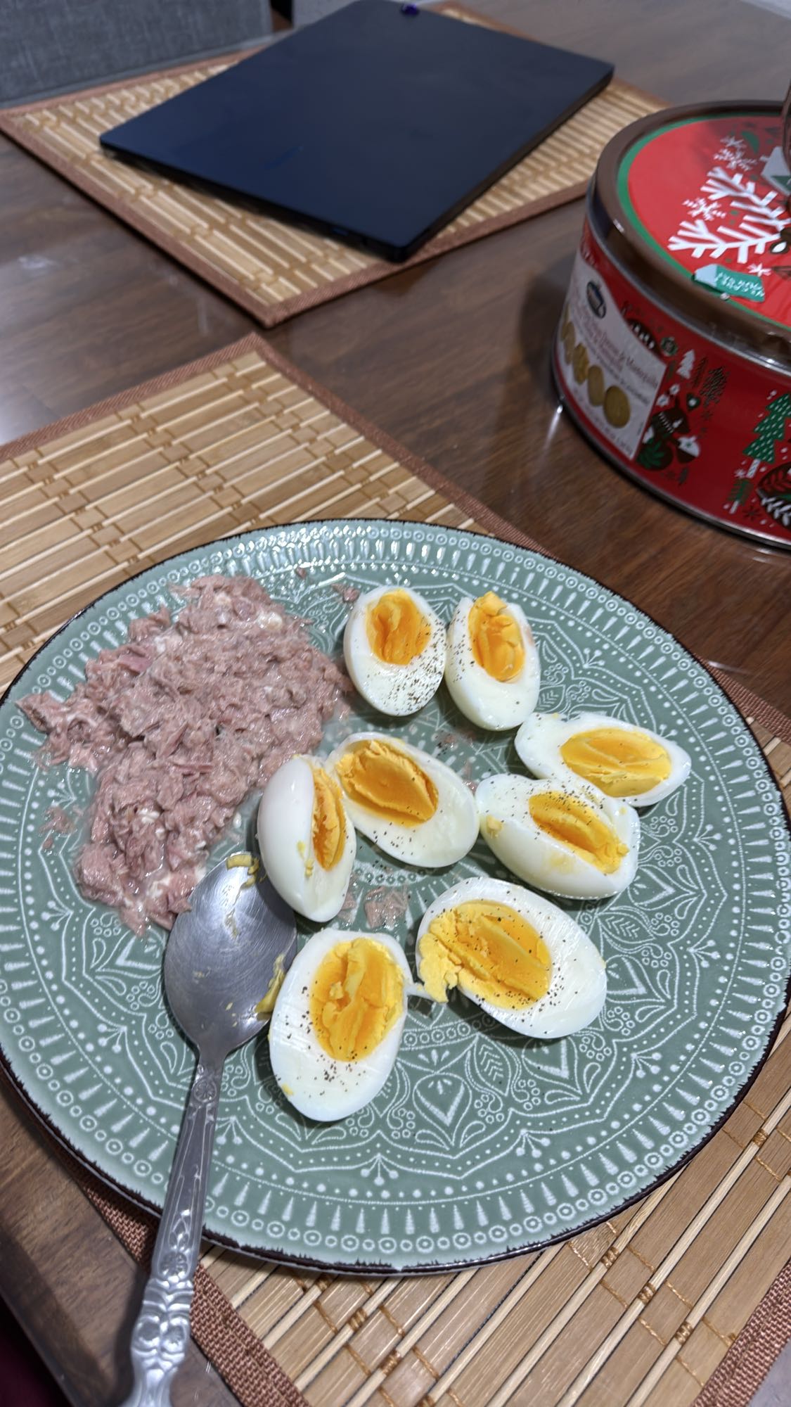 Huevos cocidos con atún